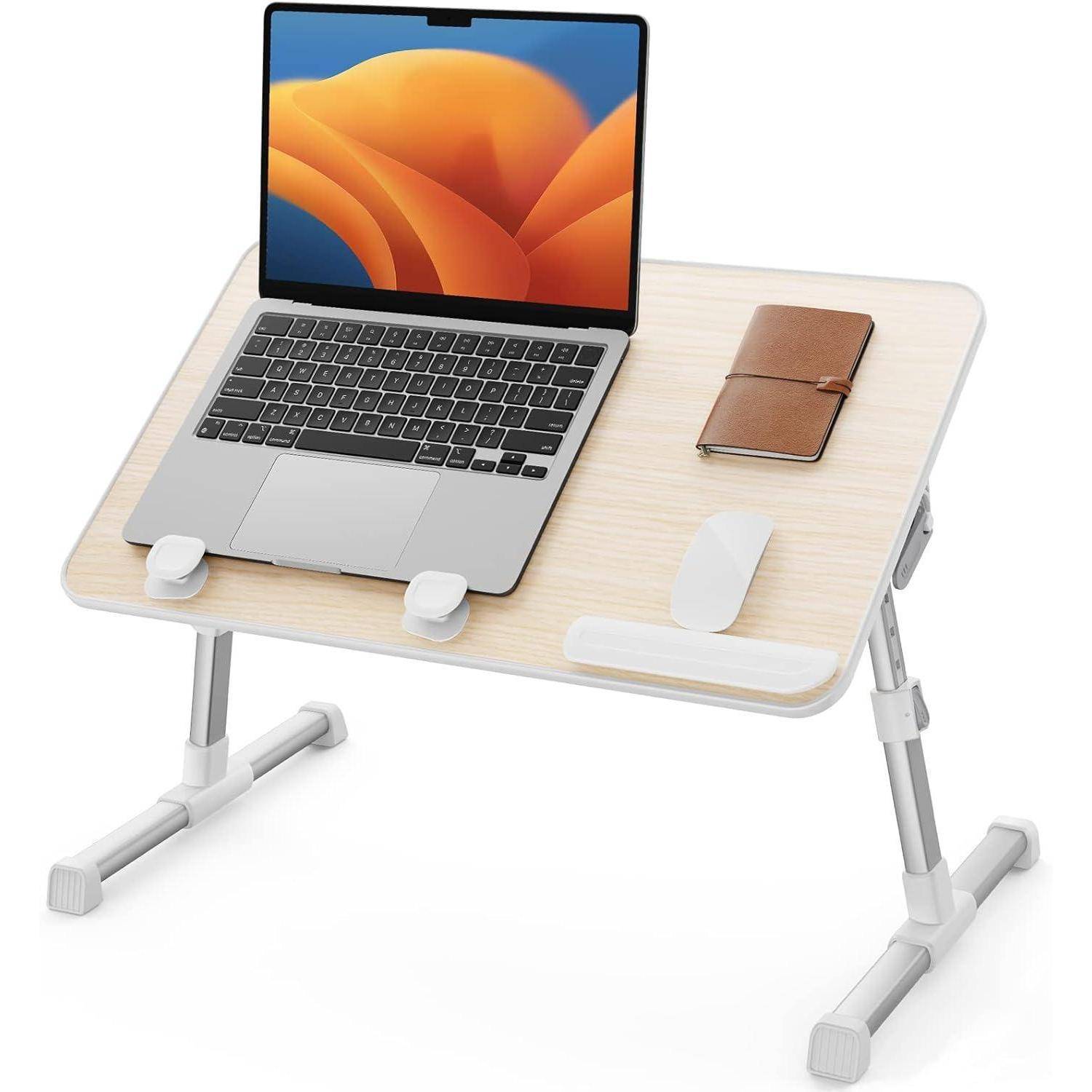 Verstellbare Schoßplatte mit Laptop, Handgelenkauflage und Notizbuch auf einer hellholzartigen Tischplatte, gestützt durch zusammenklappbare Metallbeine.