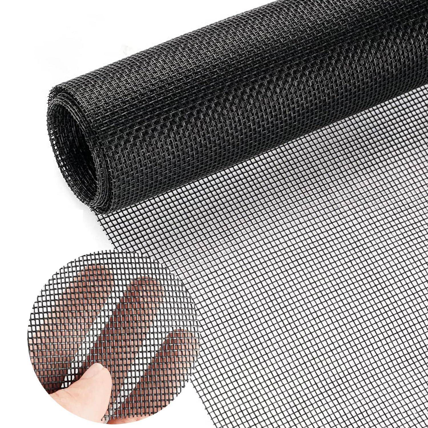 Aufgerolltes schwarzes Fiberglas-Fliegengitter mit einer Nahaufnahme, die das feinmaschige Webmuster zeigt, und einer Hand, die das Material hält.