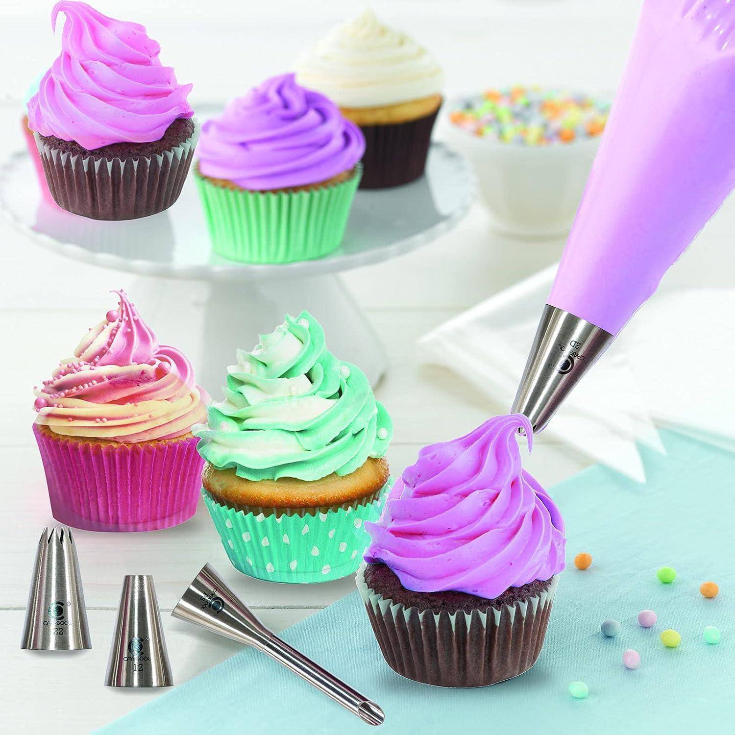 Sortierte Cupcakes mit bunten Frosting-Wirbeln verziert, mit einer Spritztüte, die violettes Zuckerguss auf einen Cupcake aufträgt, und in der Nähe angezeigten Metallbackform-Spitzen.