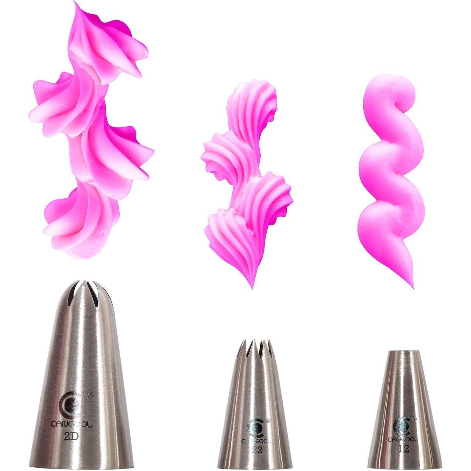 Drei rosa Spritzglasur-Designs über drei Edelstahl-Spritzbeutel-Tüllen verschiedener Größen auf weißem Hintergrund.