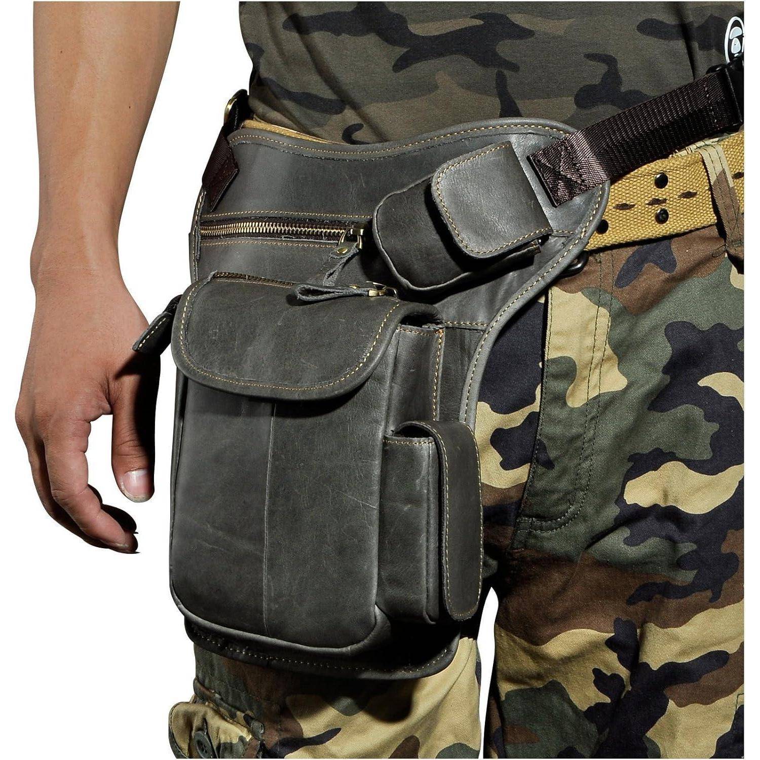 Nahaufnahme einer in Camouflage gekleideten Person, die eine große schwarze taktische Gürteltasche oder ein Beinholster an der Hüfte trägt.