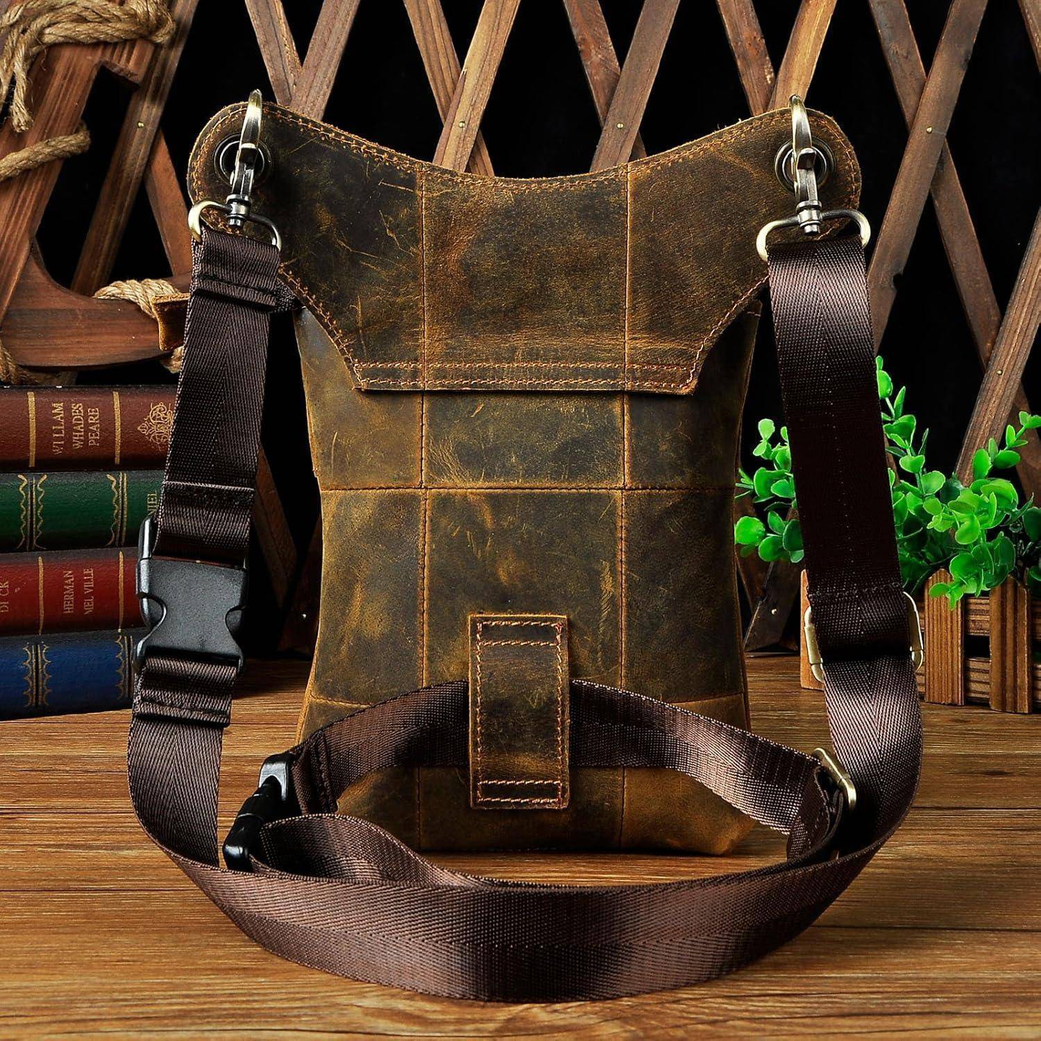 Braune Ledertasche mit Trageriemen und verstellbarem Riemen, auf einer Holzoberfläche vor Büchern und einem Gittergerüst-Hintergrund präsentiert.