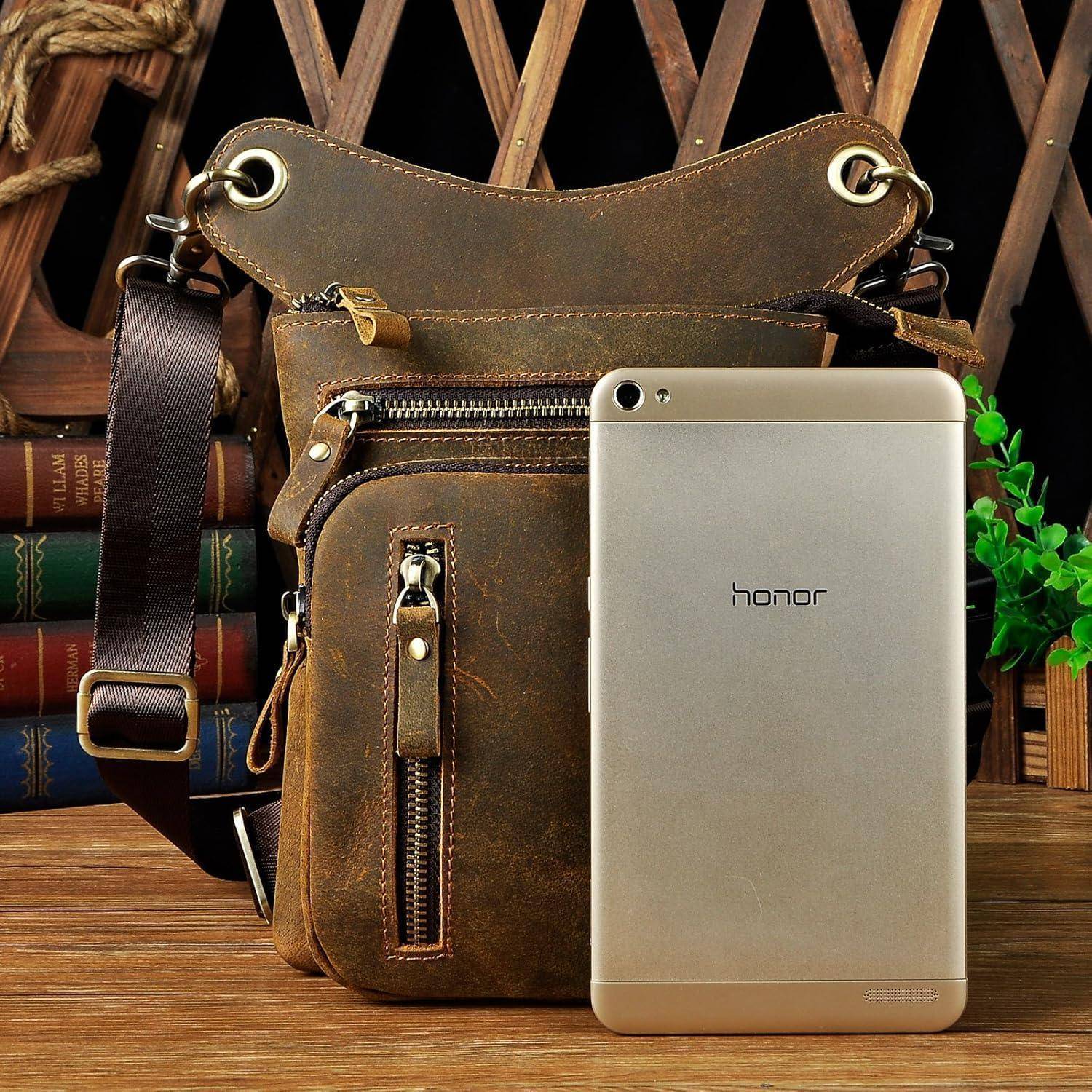 Gold Honor Smartphone, das sich gegen eine braune Lederschultertasche auf einem Holztisch lehnt, mit Büchern und einem Weidenhintergrund dahinter.