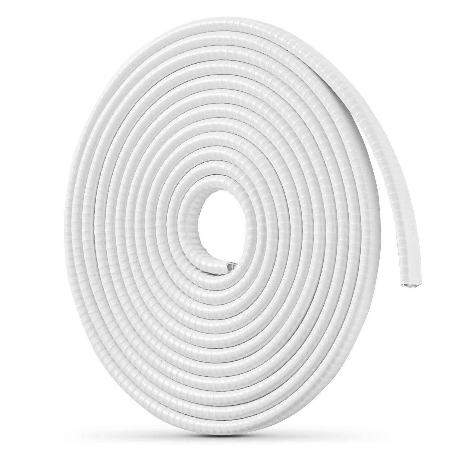 Aufgerollter weißer flexibler Kunststoffschlauch oder Schlauch, der sich zu einer ordentlichen Spirale auf einfachem weißem Hintergrund windet.