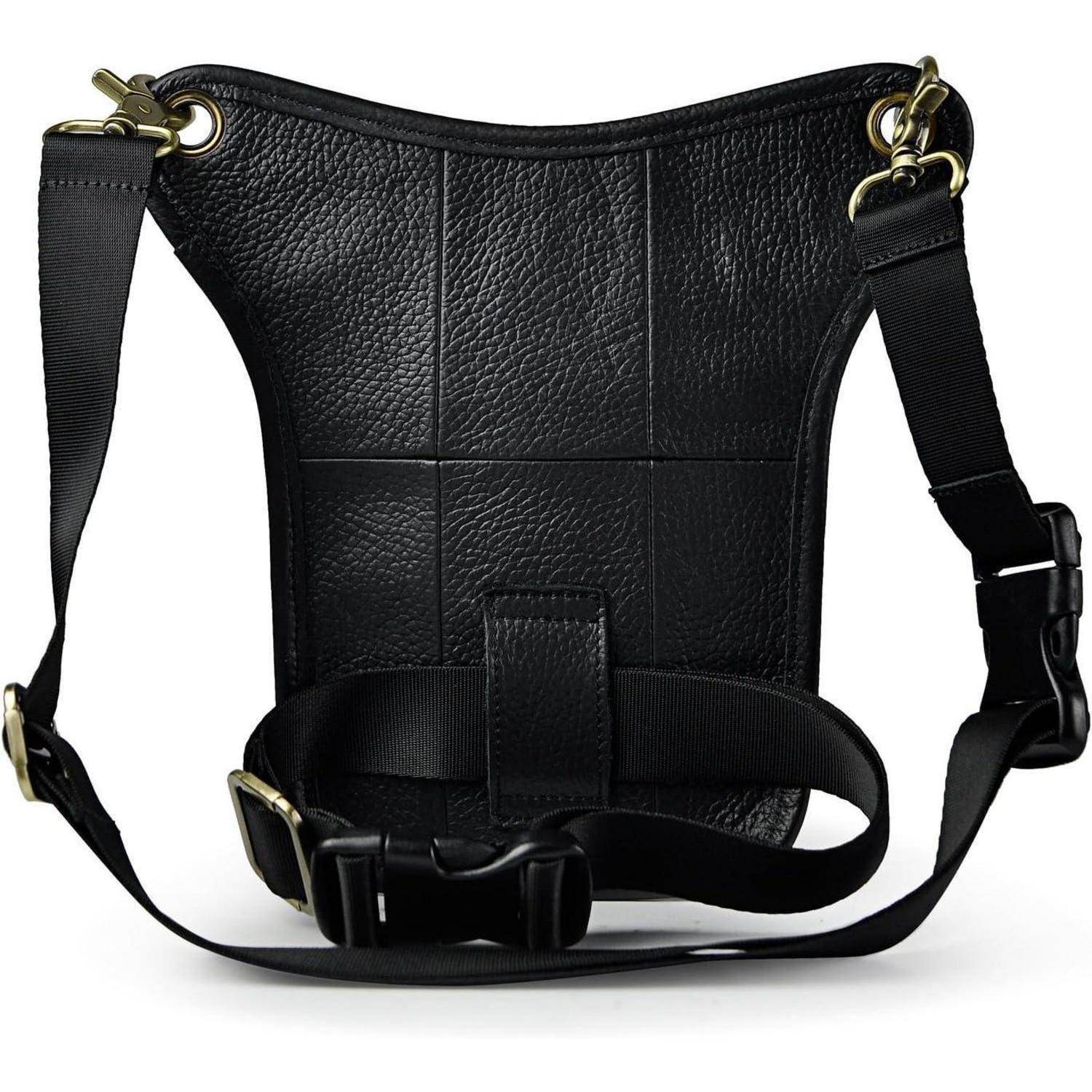Schwarze Lederschulterholster mit verstellbaren Riemen und Schnallen, frontal auf weißem Hintergrund dargestellt.