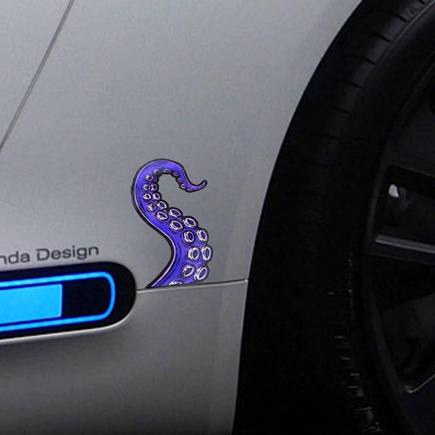 Nahaufnahme eines Autokörpers mit einem lila Oktopus-Aufkleber neben dem Vorderrad und einem blau beleuchteten Ladeanschluss.