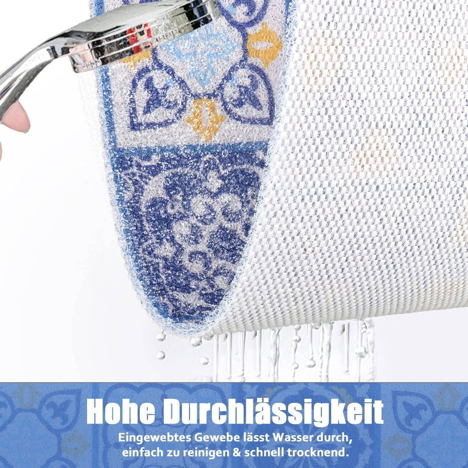 Nahaufnahme eines Stoffes, der mit Wasser besprüht wird, wobei Wassertropfen durch das Gewebe dringen; deutscher Text liest 
