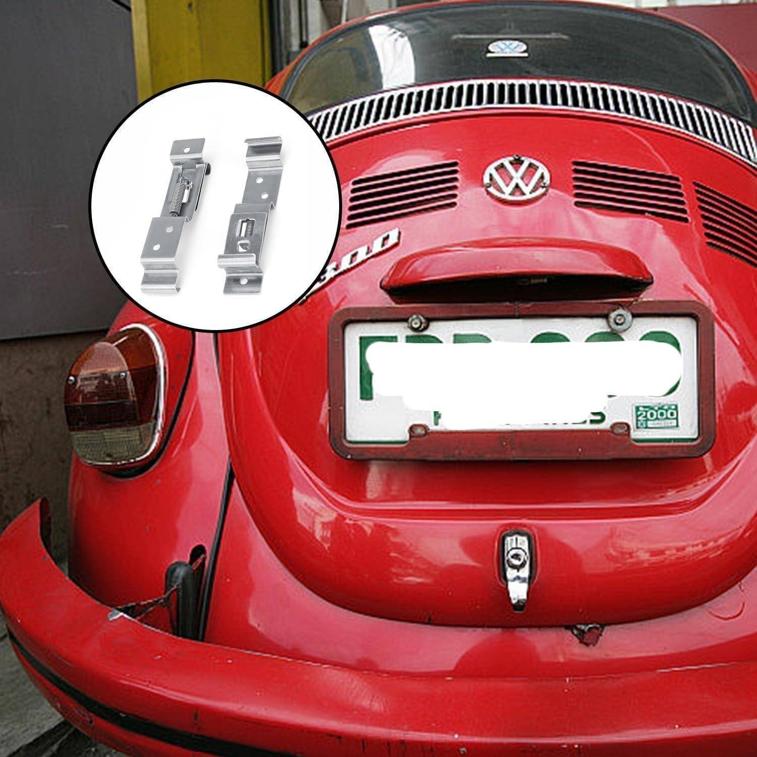 Heckansicht eines roten Volkswagen Käfers mit einer eingefügten Ansicht zweier metallischer Kennzeichenhalter.