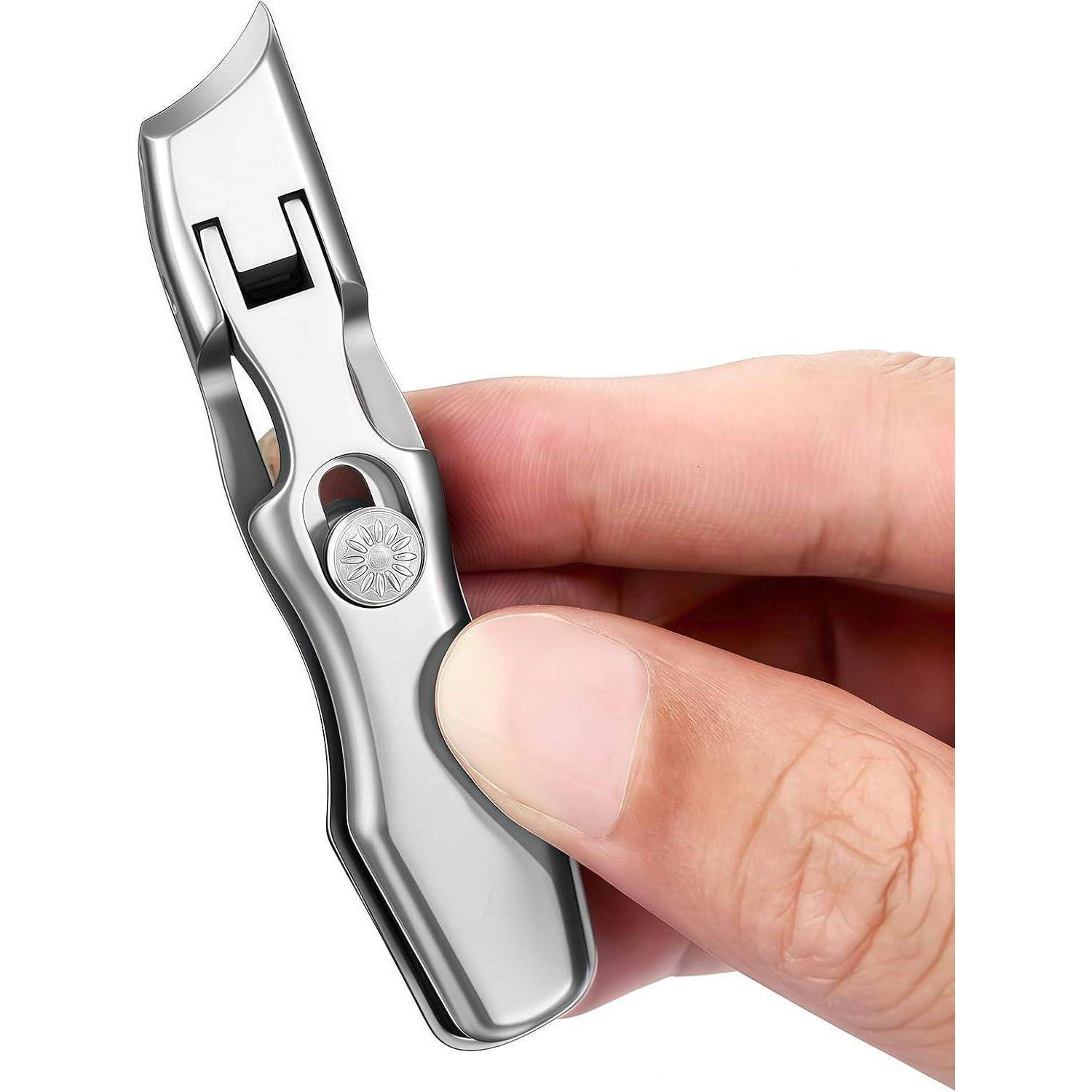 Hand, die einen Nagelknipser aus Edelstahl gegen einen weißen Hintergrund hält.