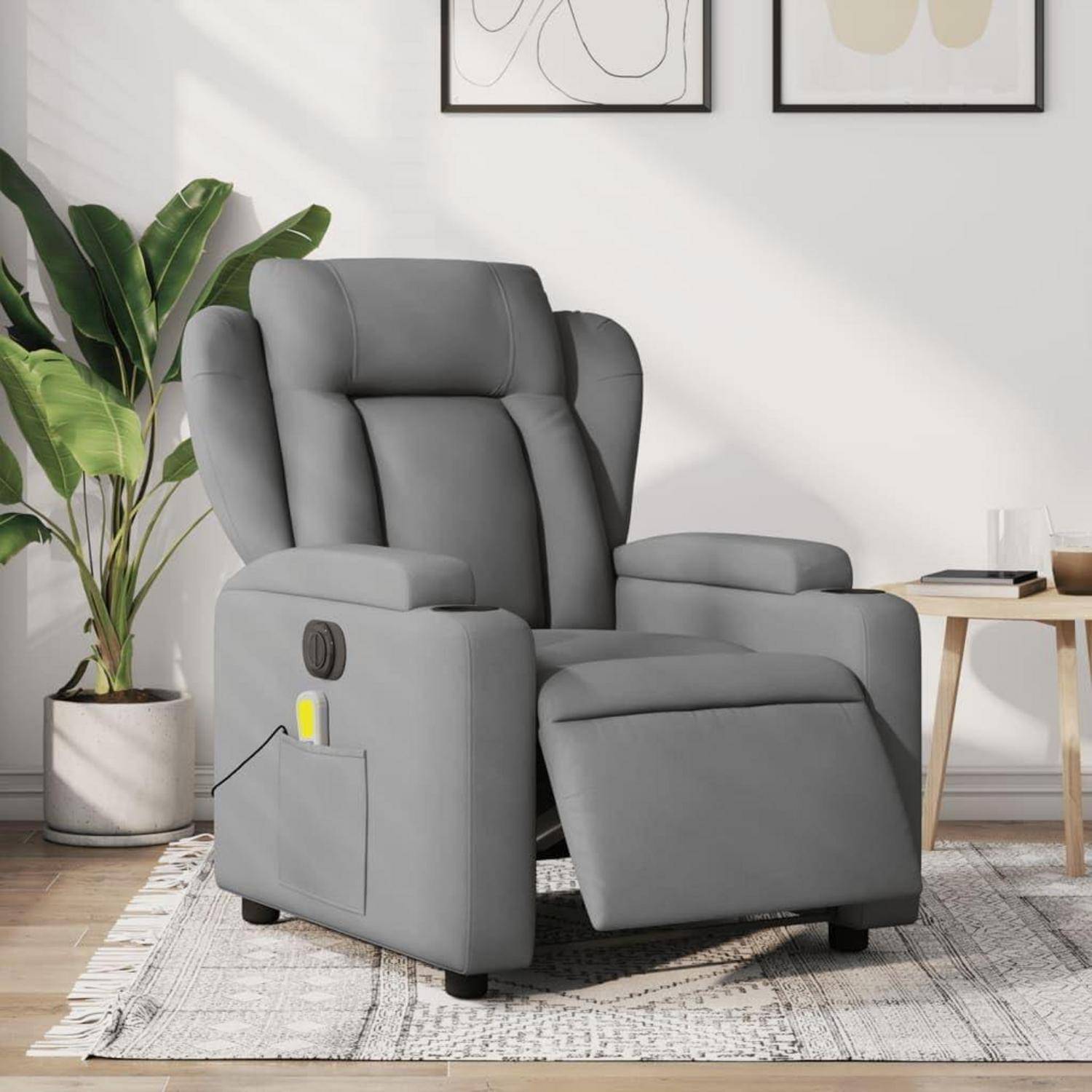 Grauer gepolsterter Relaxsessel in einem modernen Wohnzimmer, gezeigt mit gepolsterten Armlehnen, seitlicher Tasche und ausgefahrener Fußstütze.