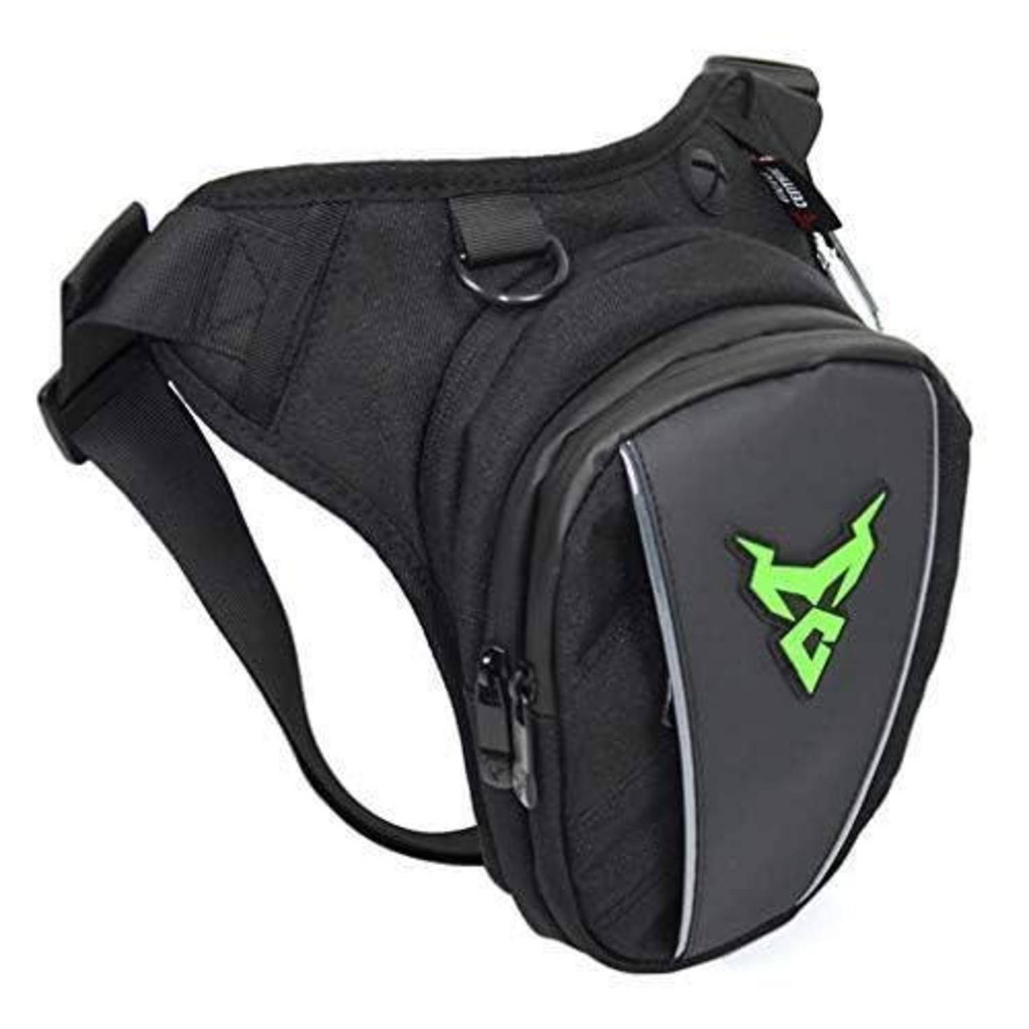 Schwarze Motorrad-Satteltasche mit grünem Logo, Riemen und vorderer Reißverschlusstasche, gezeigt vor weißem Hintergrund.