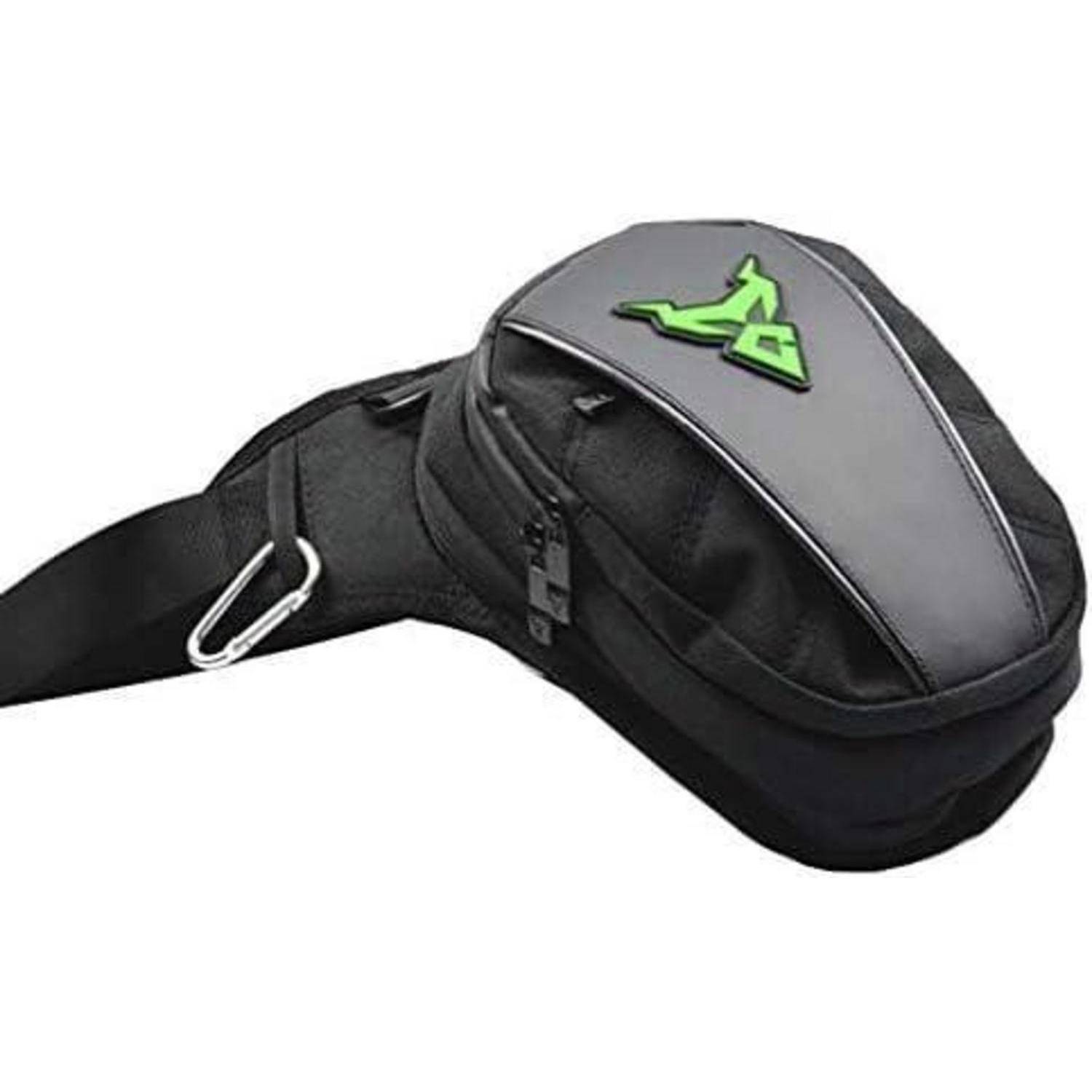 Schwarze Taillentasche mit verstellbarem Riemen, Reißverschlusstasche und grauem Überschlag mit grünem Logo auf weißem Hintergrund.