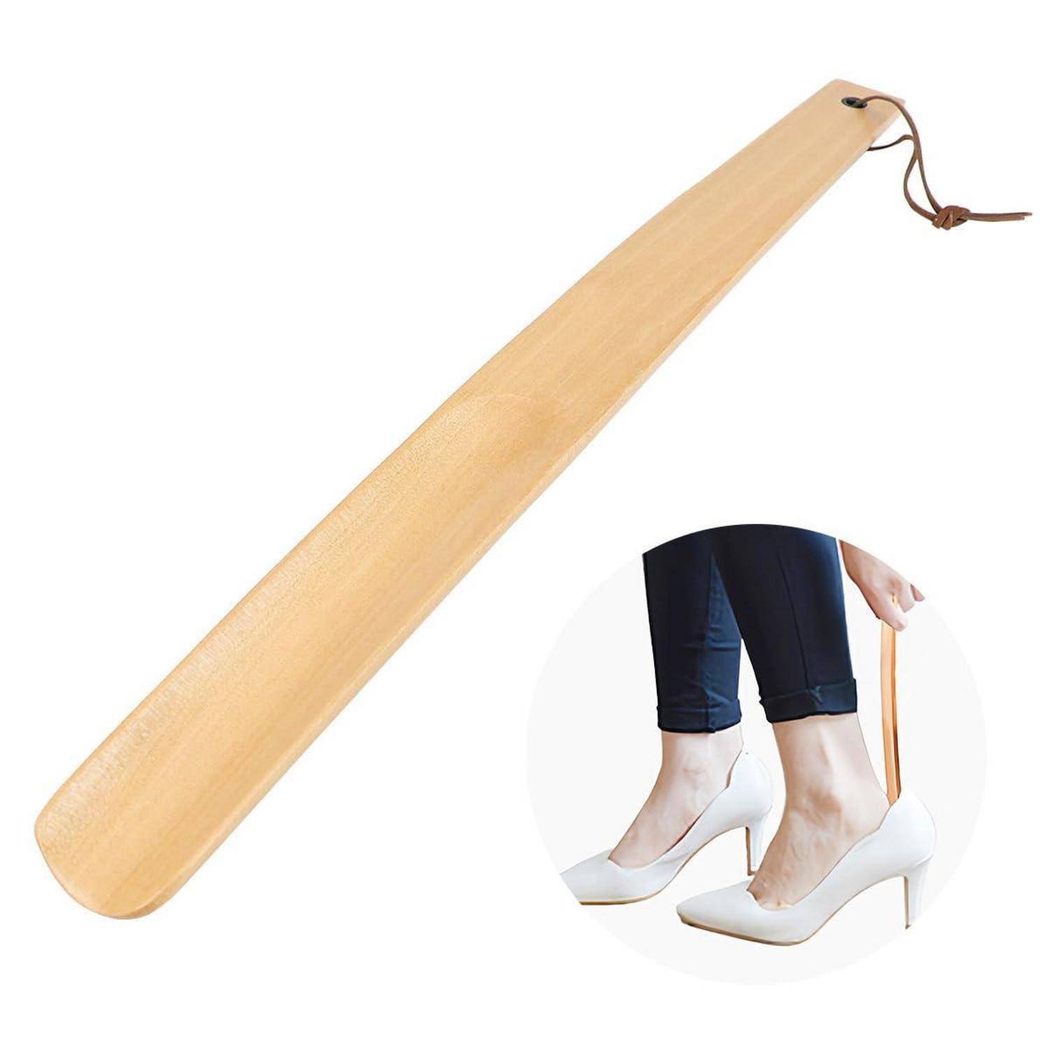 Schuhanzieher aus Holz mit Lederriemen, gezeigt mit einer Vergrößerung einer Person, die ihn benutzt, um High Heels anzuziehen.