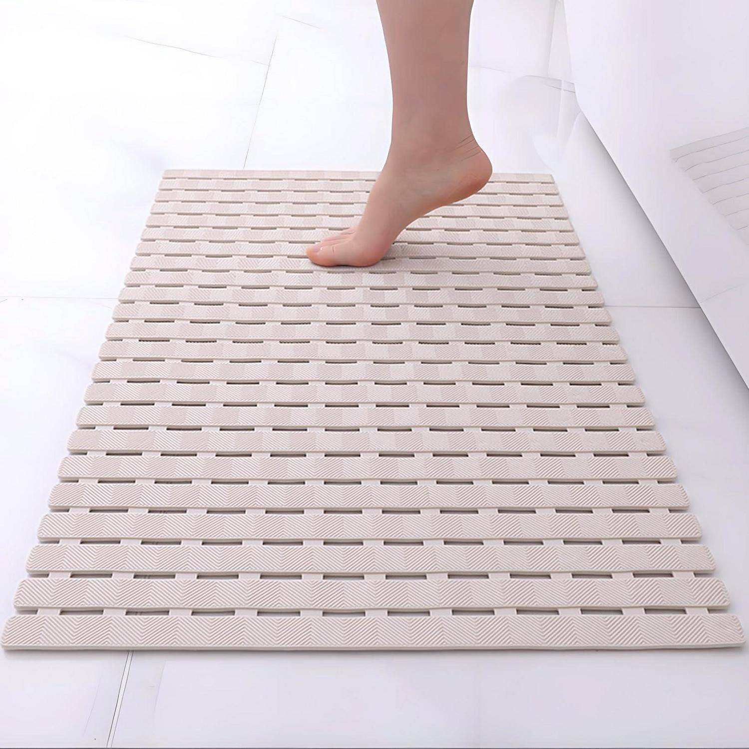 Barfuß auf eine beige rutschfeste Badmatte in einem weißen Badezimmer treten.