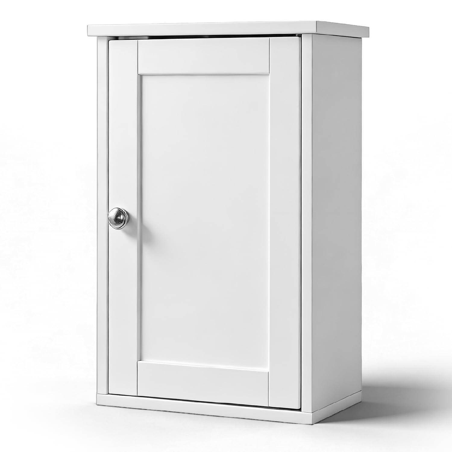 Weiß montierter Wandschrank mit einer einzelnen Tür und rundem Knauf, dargestellt vor einem einfachen weißen Hintergrund.