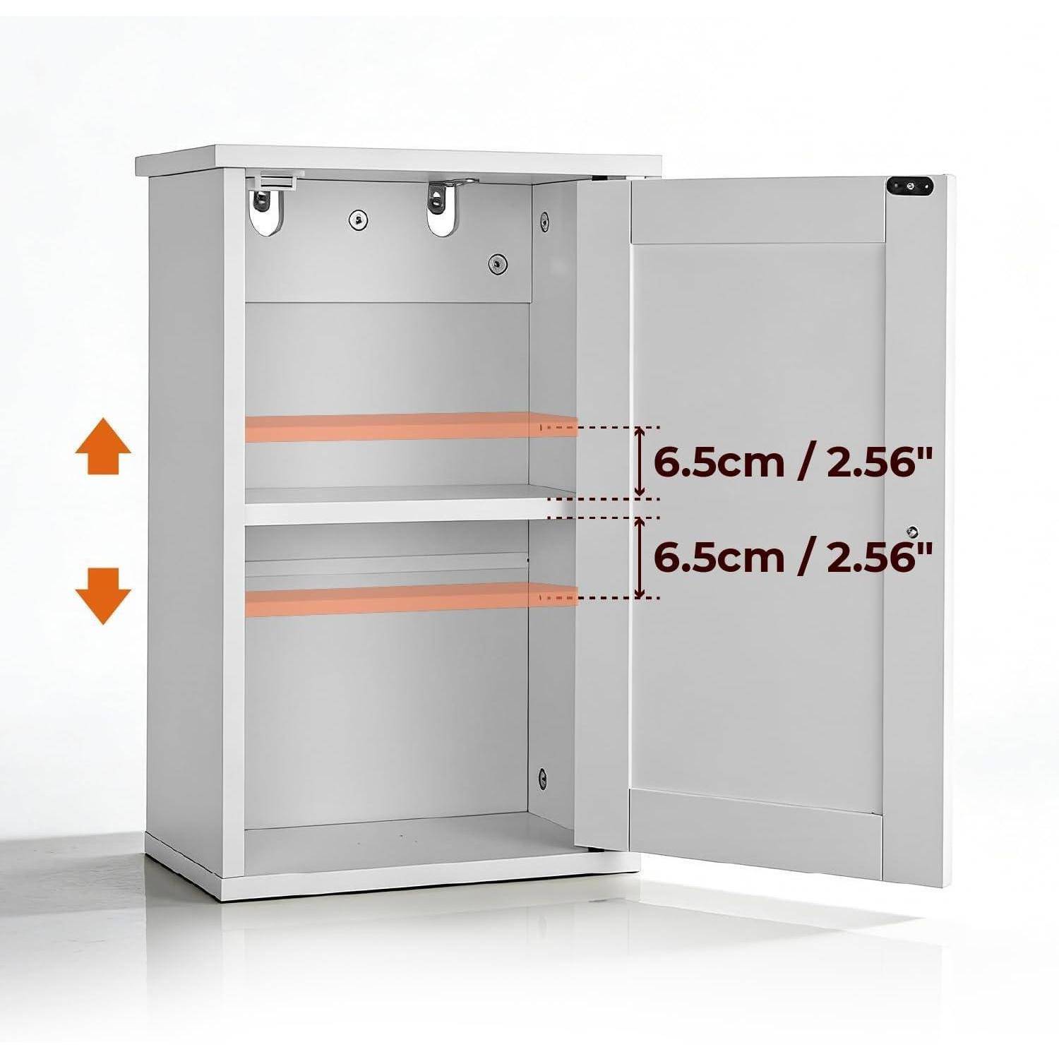 Offenes Wandschrank mit zwei Regalen, jedes zeigt 6,5 cm (2,56 Zoll) vertikalen Freiraum, angezeigt durch Pfeile und Messetiketten.