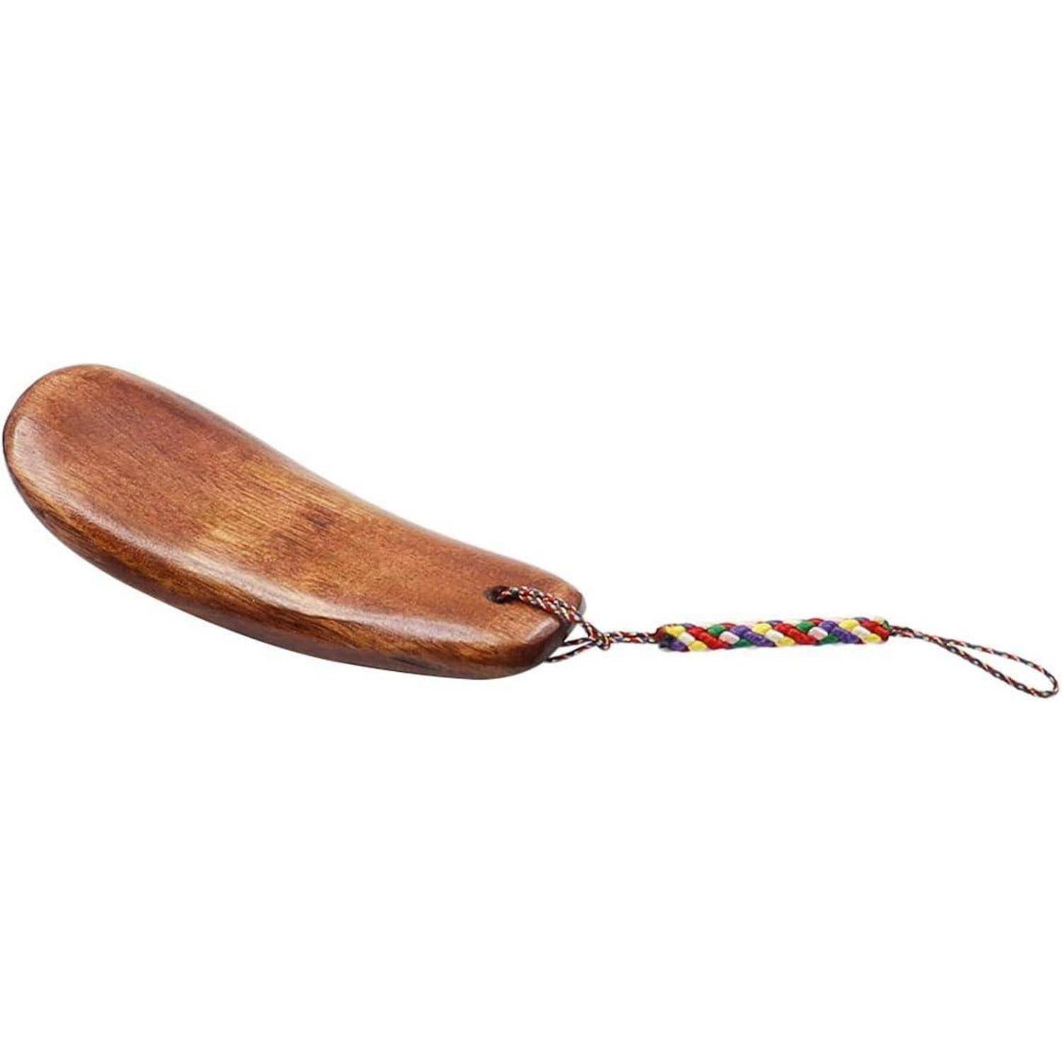Schuhlöffel aus Holz mit einer geflochtenen mehrfarbigen Schlaufe zum Aufhängen auf weißem Hintergrund.