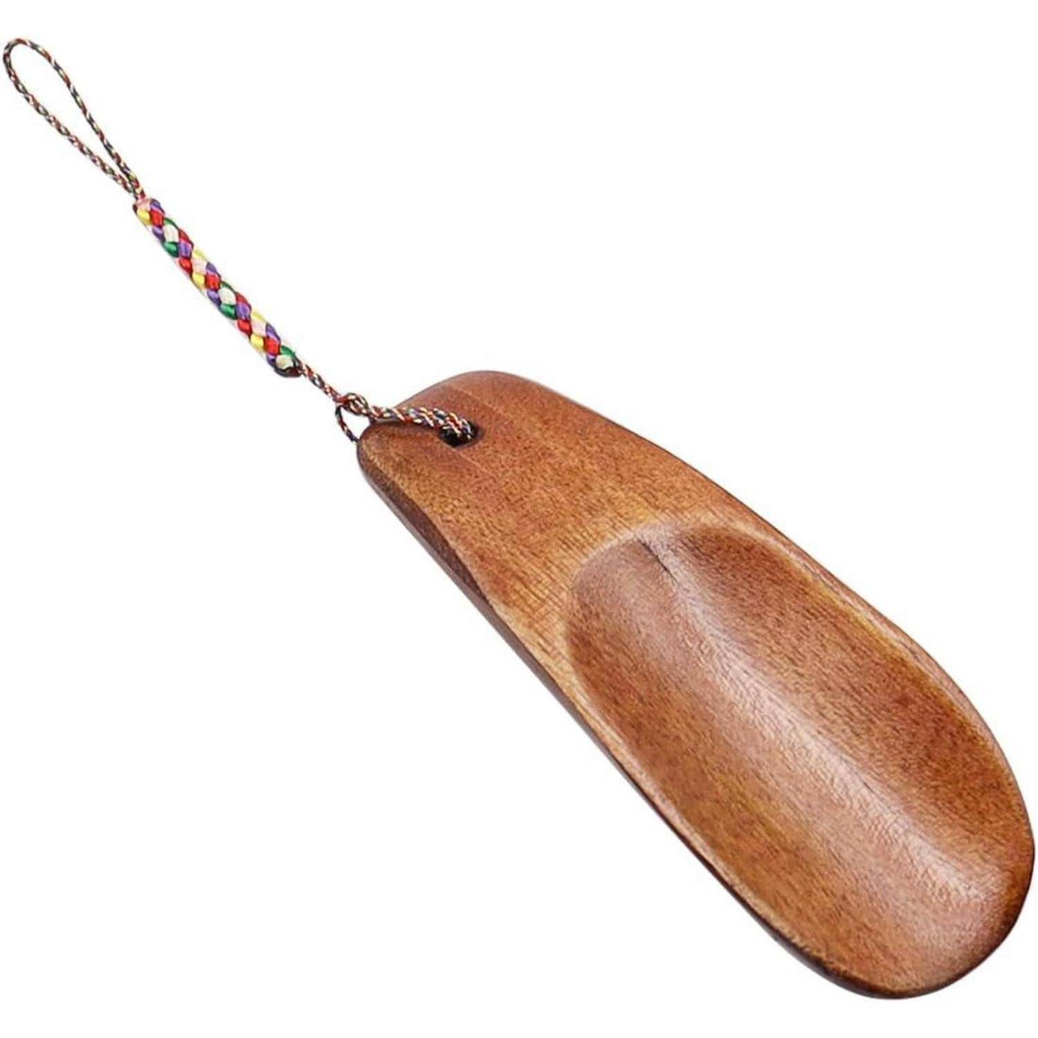 Holzschuhlöffel mit einer geflochtenen Aufhängungsschlaufe, dargestellt auf weißem Hintergrund.