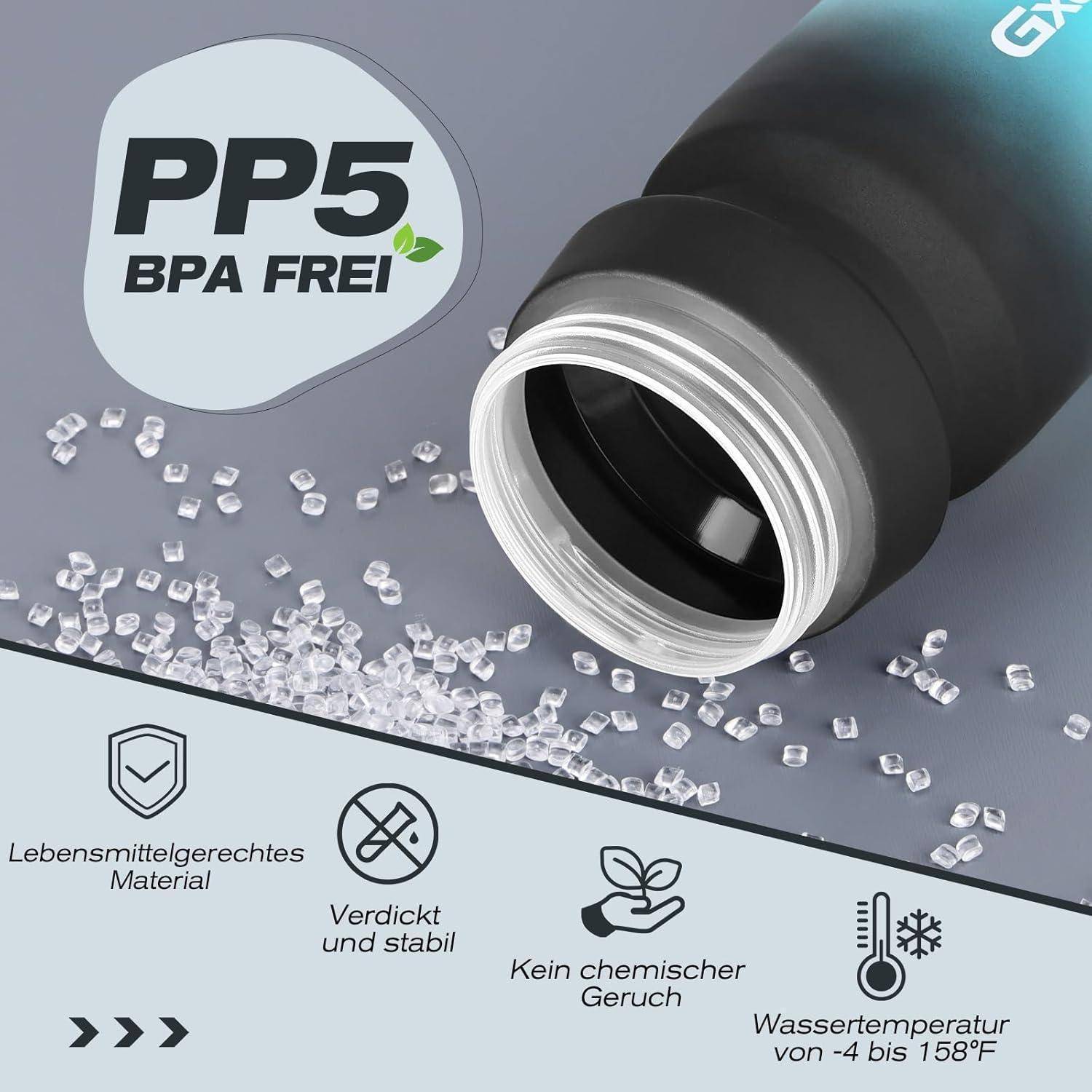 Nahaufnahme einer schwarzen, BPA-freien PP5-Flasche mit offener Öffnung und verstreuten eisähnlichen Pellets, gekennzeichnet auf Deutsch als lebensmittelecht, robust, geruchslos und geeignet für Wasser zwischen 4–131°F.