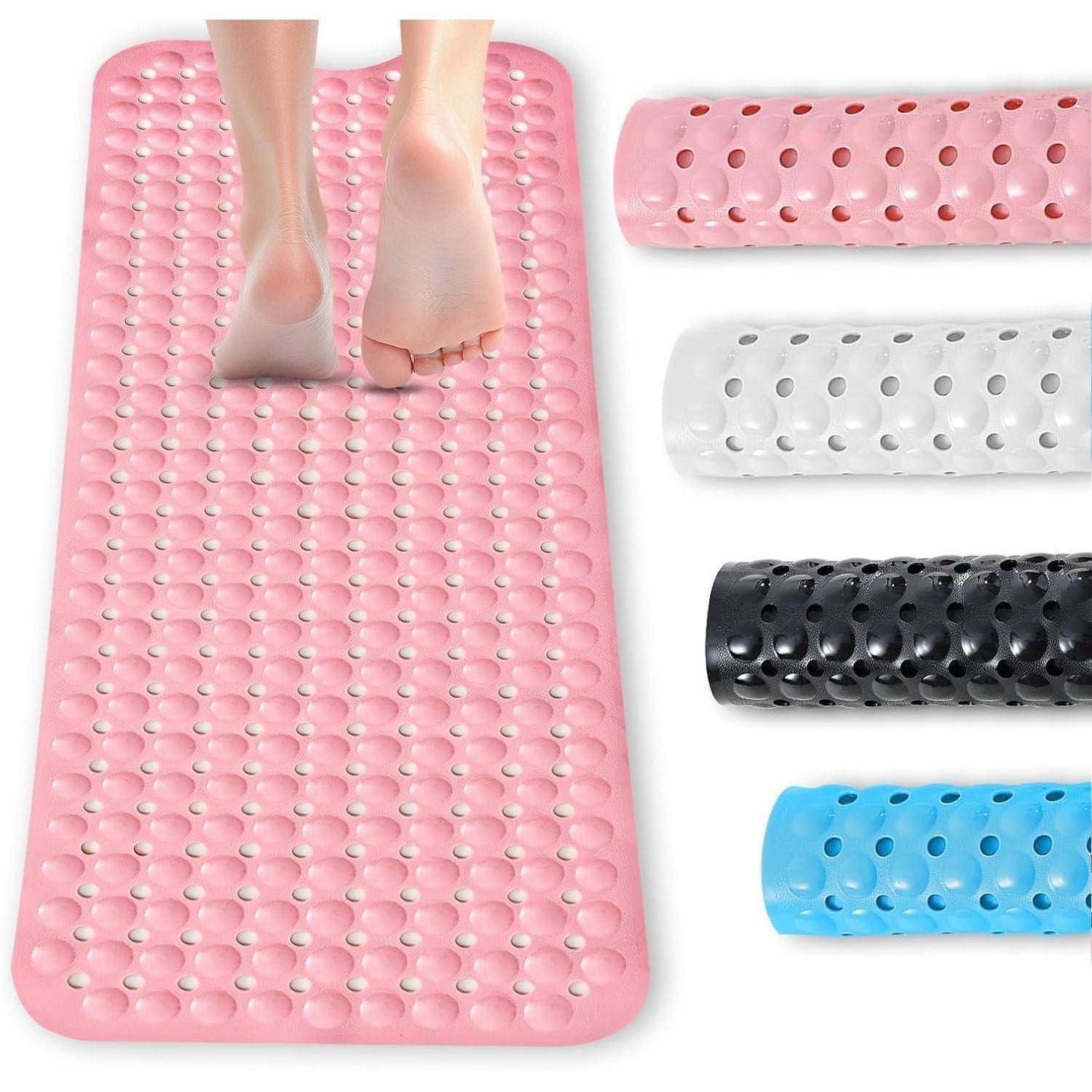 Füße, die auf einer rosa strukturierten rutschfesten Badematte stehen, mit aufgerollten Mattenvarianten in Rosa, Weiß, Schwarz und Blau, die auf der rechten Seite angezeigt werden.