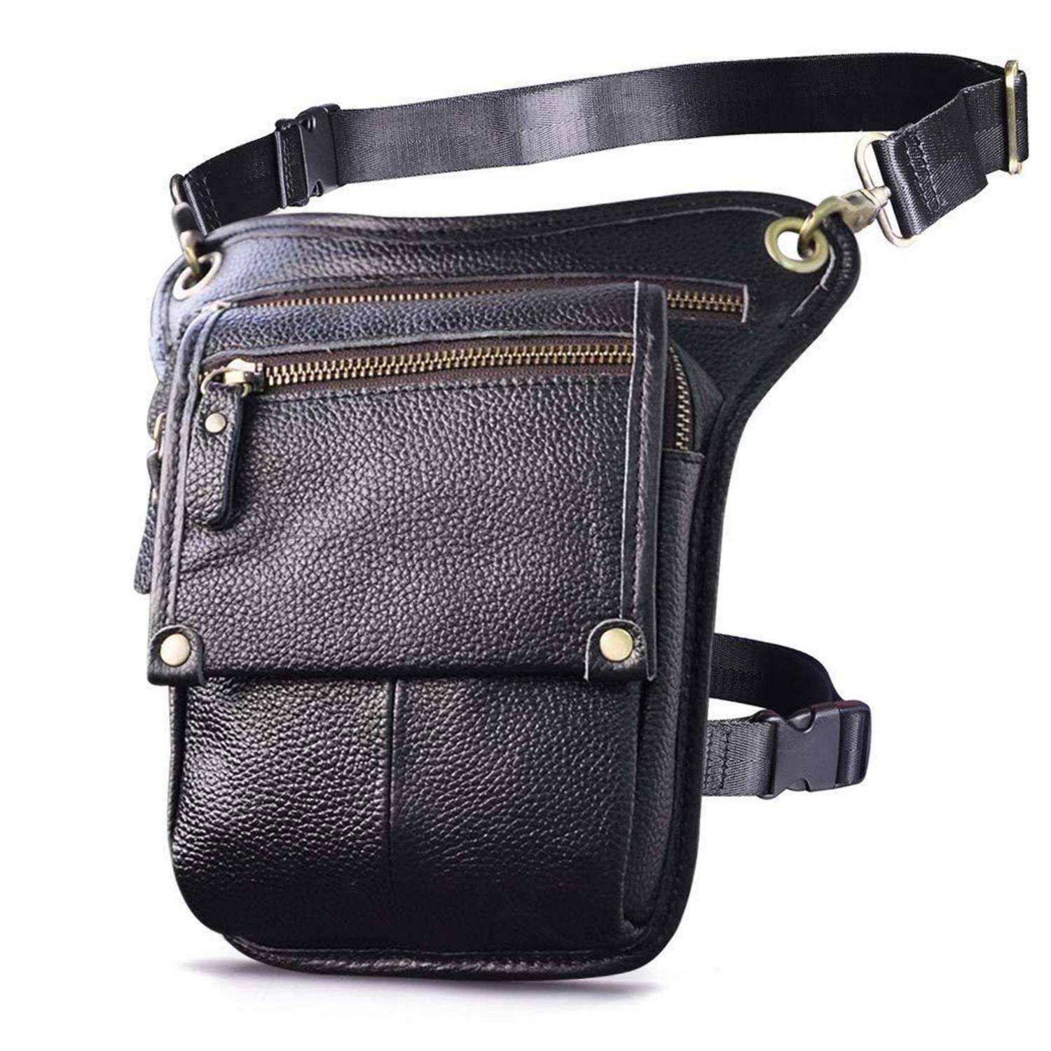 Schwarze Lederhüfttasche mit verstellbarem Riemen, vorderer Reißverschlusstasche und Klapptasche auf weißem Hintergrund.