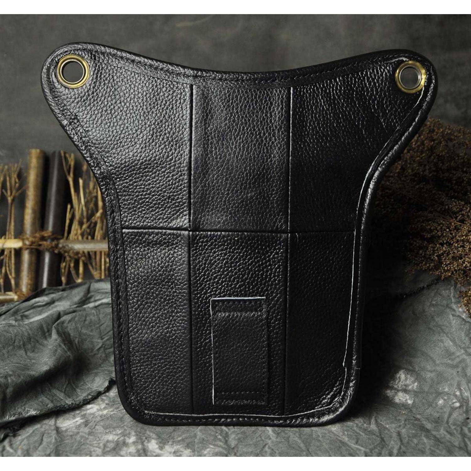 Schwarze Ledertasche oder Beutel mit zwei Messinglöchern an den oberen Ecken, Vorderansicht vor dunklem strukturiertem Hintergrund gezeigt.