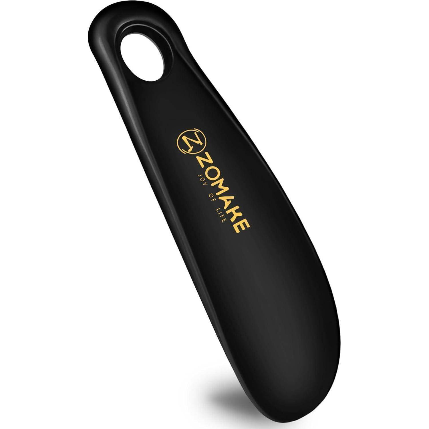Schwarzer ZOMAKE Schuhlöffel mit ovalem Aufhängeloch und goldenem Logo, auf weißem Hintergrund gezeigt.