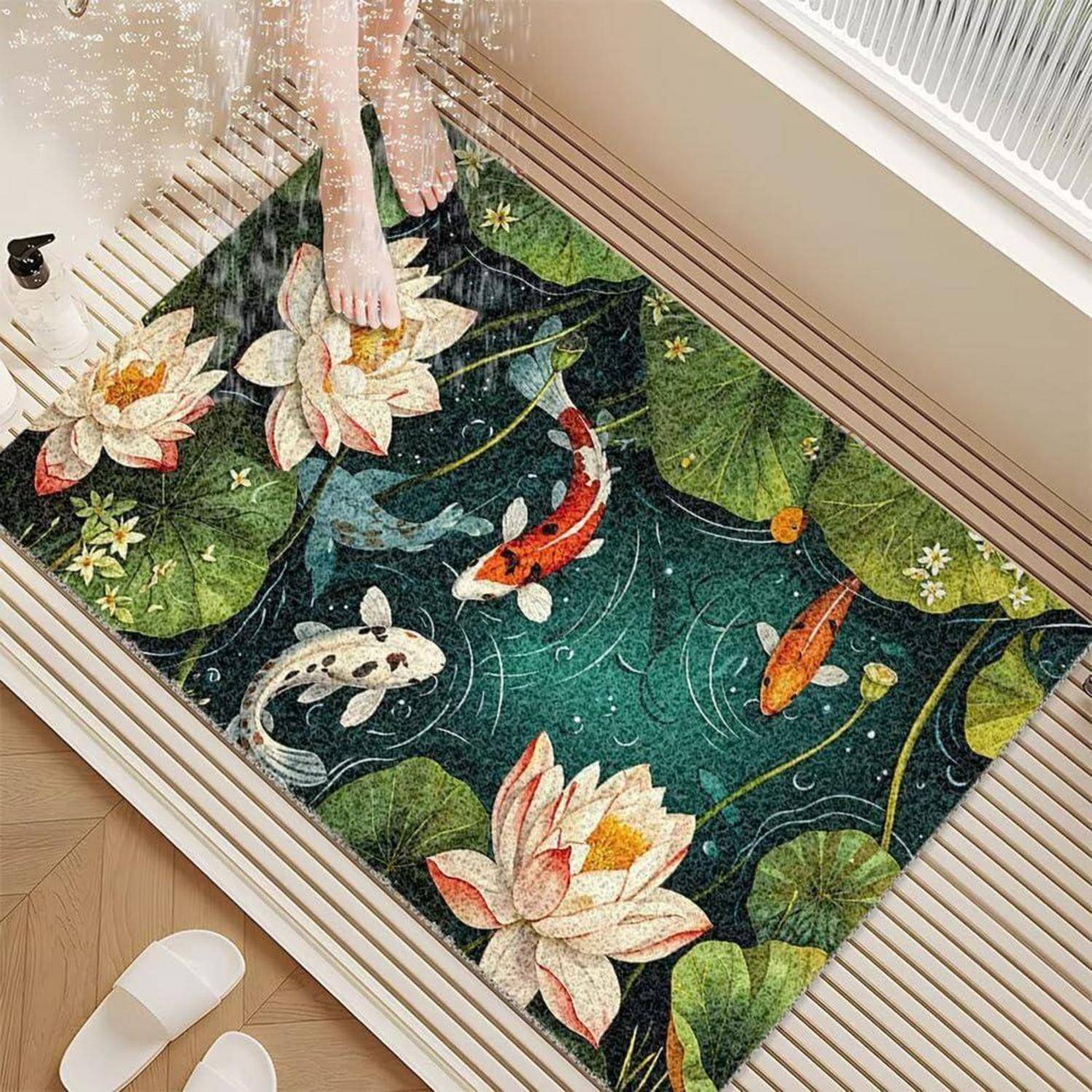 Nackte Füße treten auf einen farbenfrohen Koikarpfen-Teppich mit Lotosblüten neben einer Dusche oder Badewanne.