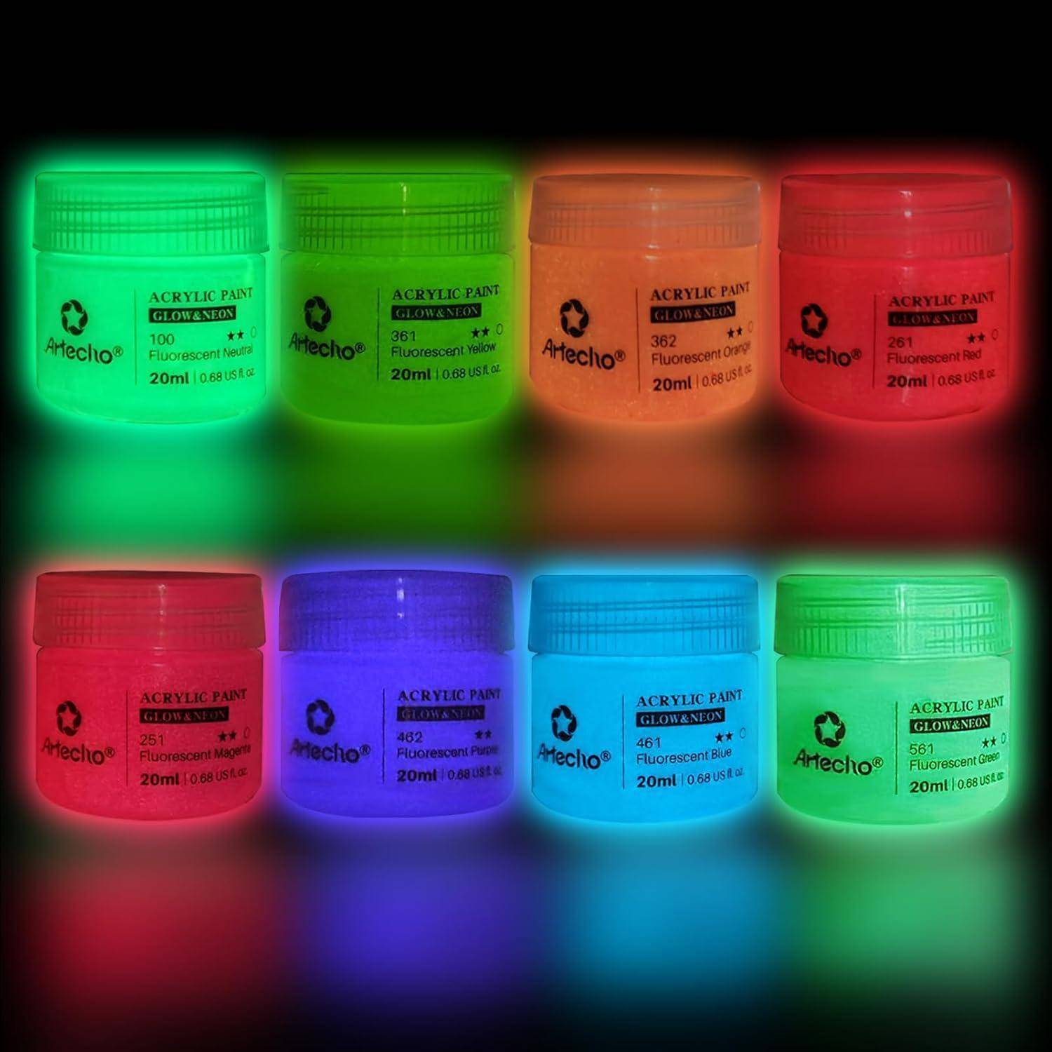 Acht leuchtende Neon-Acrylfarbe-Gläser in zwei Reihen angeordnet, mit leuchtend grünen, orangefarbenen, roten, violetten, blauen und cyan-farbenen Farben vor einem schwarzen Hintergrund.