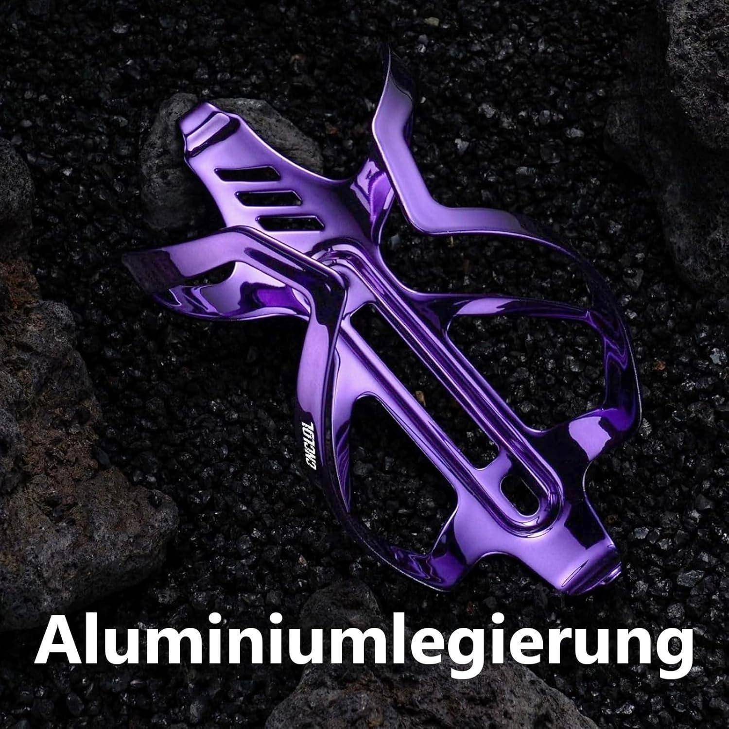 Violette metallische Fahrrad-Trinkflaschenhalterung auf dunklem Felshintergrund, beschriftet mit 