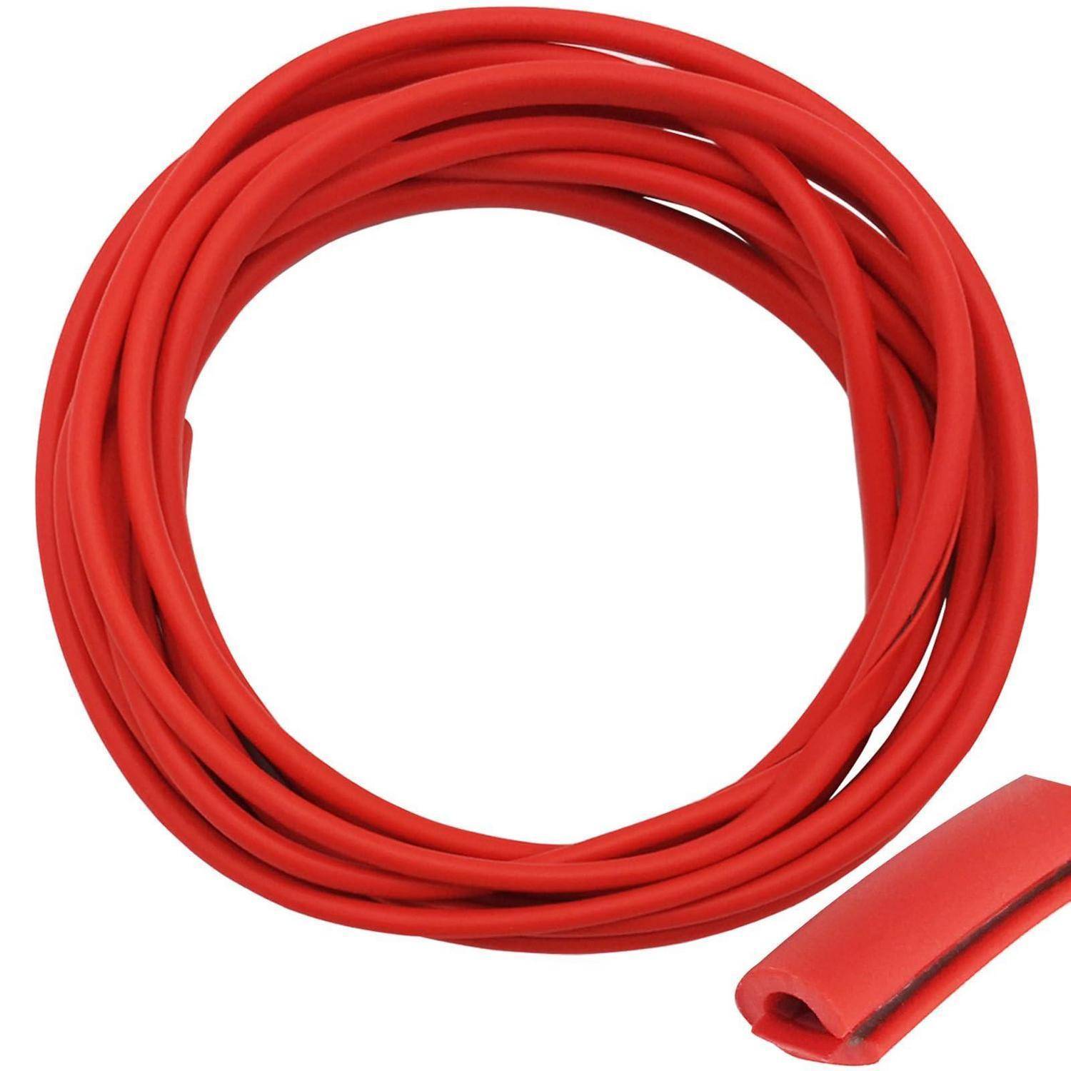 Aufgewickeltes rotes Kabel oder Schlauch mit sichtbarem Schnittende auf weißem Hintergrund.