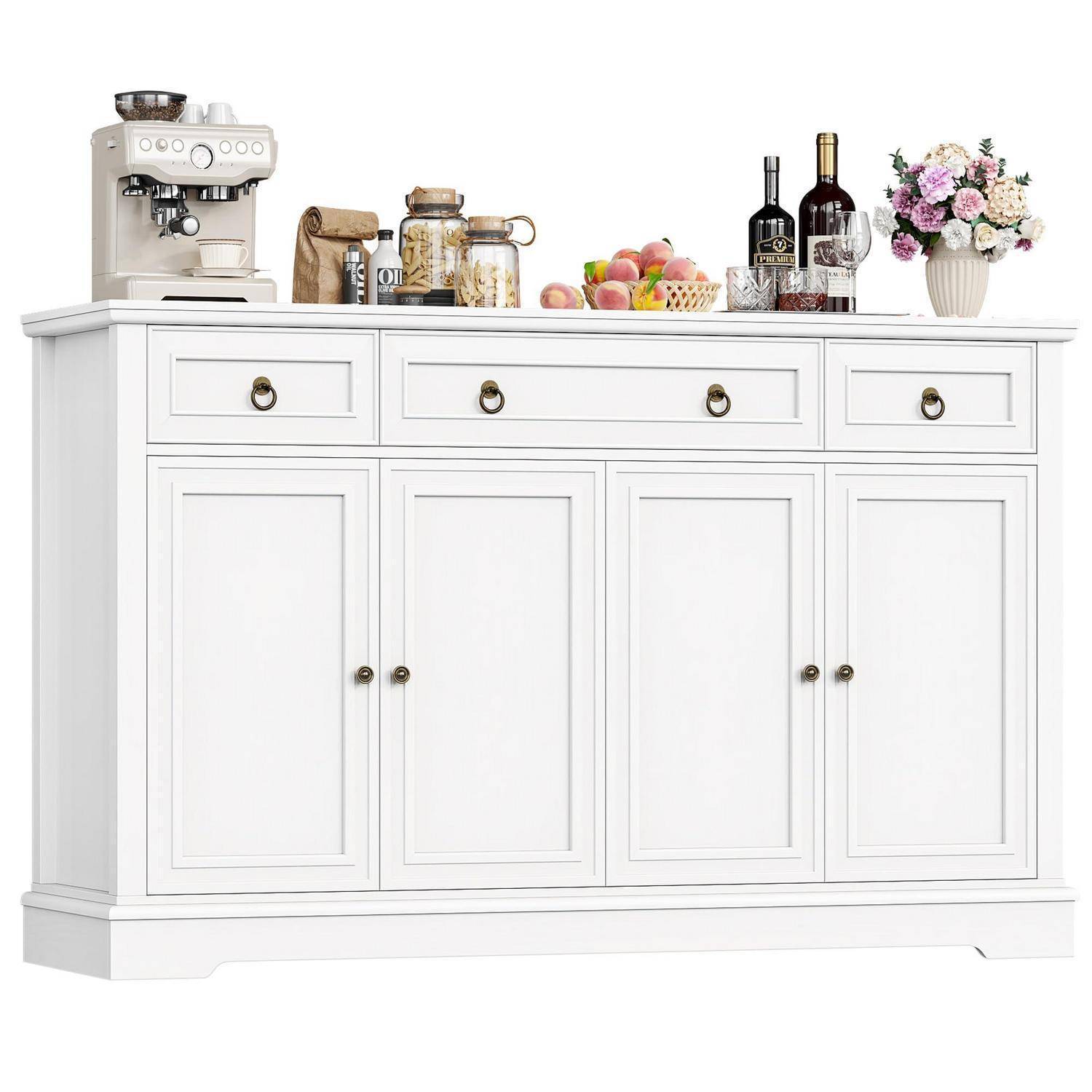 Weiße Anrichte mit Sideboard oben, bestückt mit einer Kaffeemaschine, Gläsern, Obst, Weinflaschen und Blumen auf sauberer weißer Fläche.