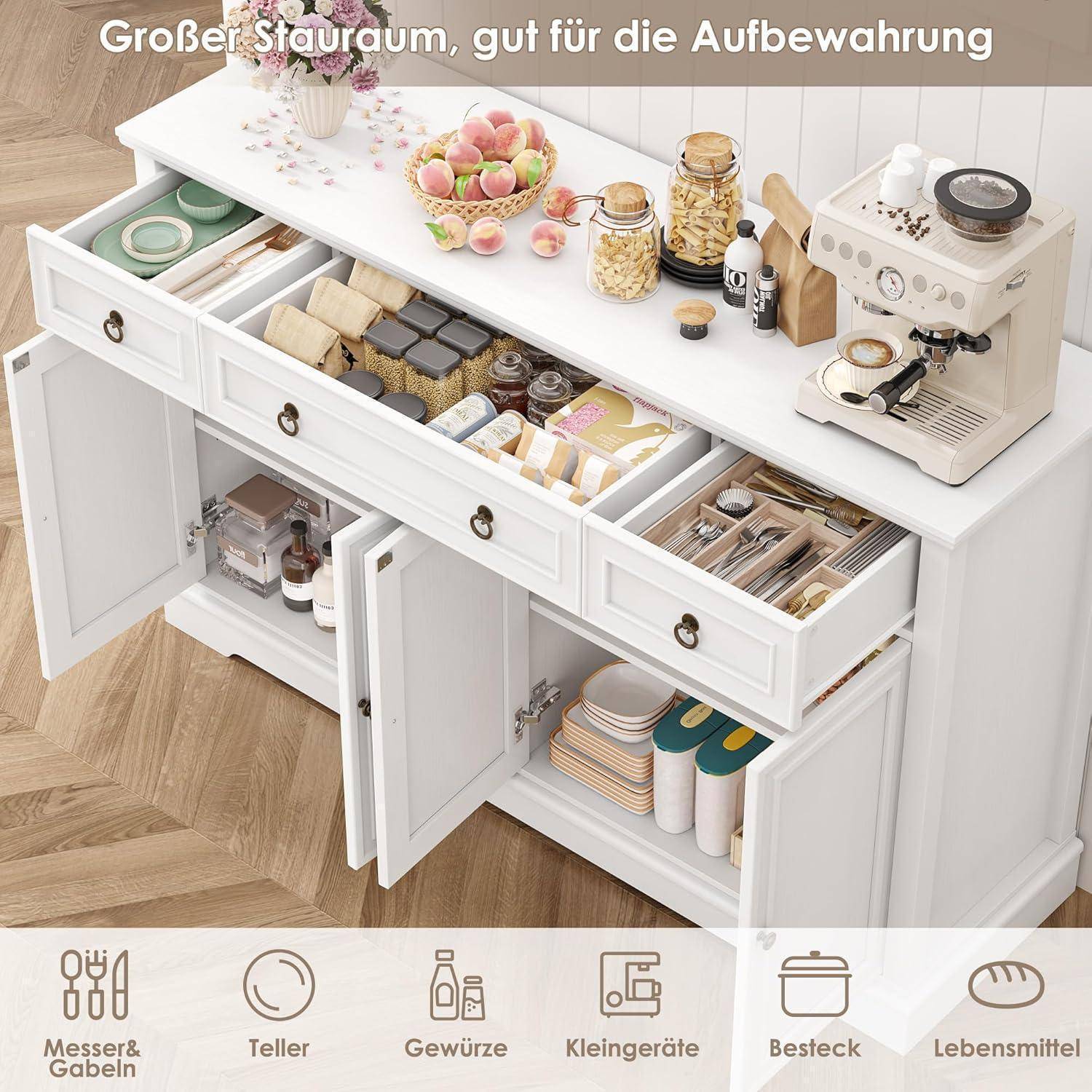 Weiße Küchenkredenz mit offenen Schubladen und Schränken, in denen Geschirr, Gewürze, Utensilien, kleine Geräte und Lebensmittel organisiert sind; deutscher Text besagt „Großer Stauraum, gut für die Aufbewahrung".