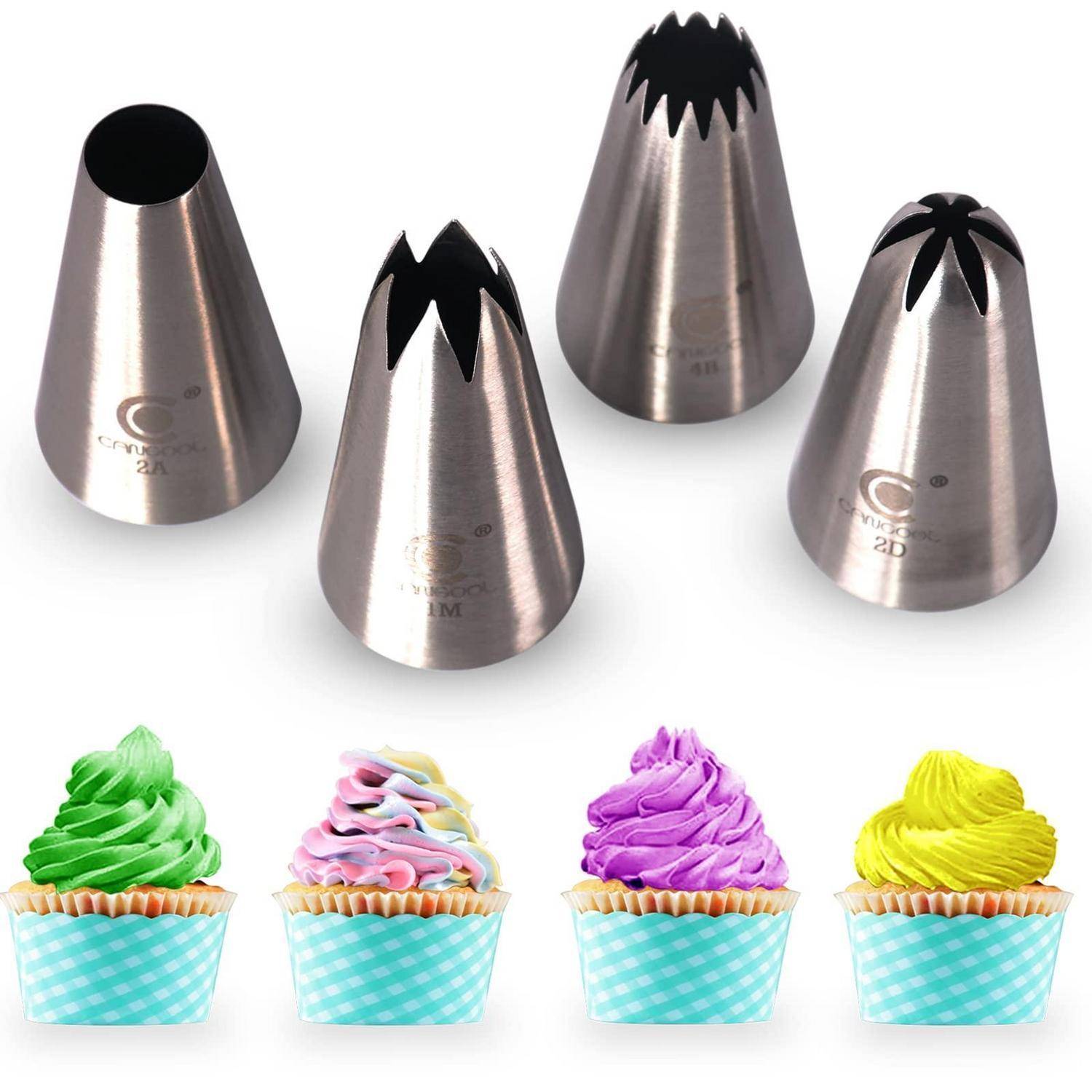 Satz aus vier Metallspritztüllen über vier Cupcakes mit unterschiedlichen Wirbel-Frosting-Designs, die die Auswirkungen der Tüllen zeigen.