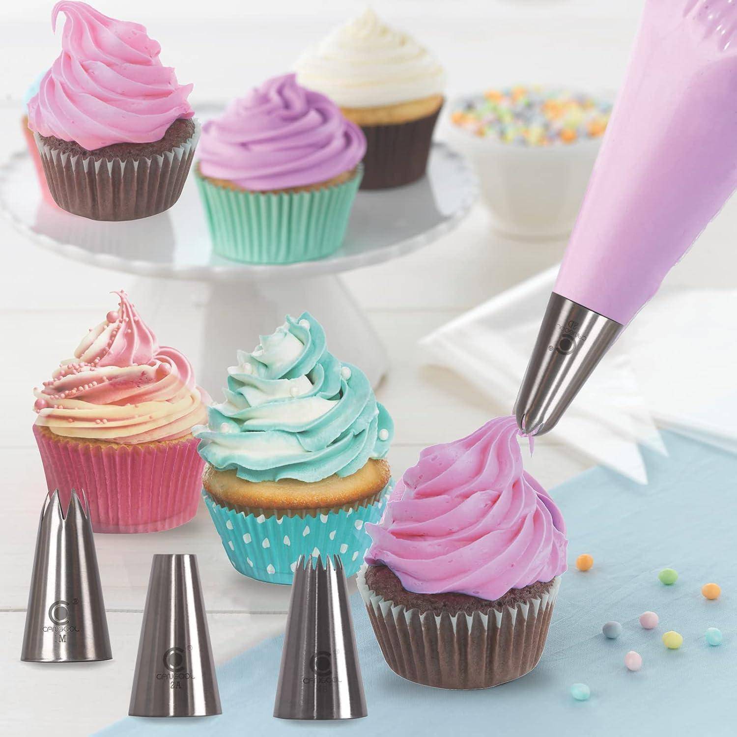 Dekorierte Cupcakes mit Pastellglasur werden mit einem Spritzbeutel und Metallspitzen auf einer Arbeitsplatte gespritzt, wobei Cupcake-Dekorationswerkzeuge und fertige Leckereien zu sehen sind.