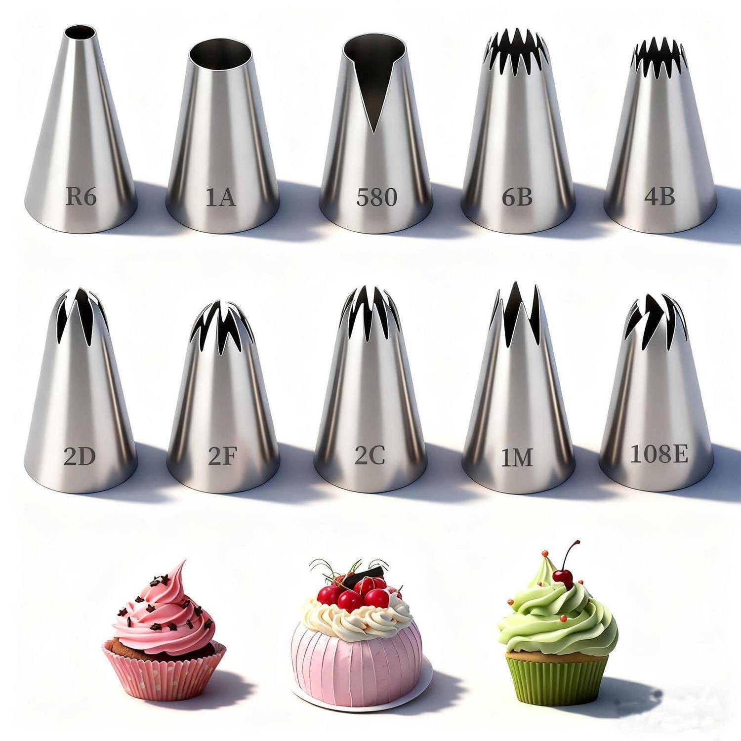 Neun Metallspritztüllen mit den Beschriftungen R6, 1A, 580, 6B, 4B, 2D, 2F, 2C, 1M und 108E über drei dekorierten Cupcakes, die unterschiedliche Zuckergussstile zeigen.