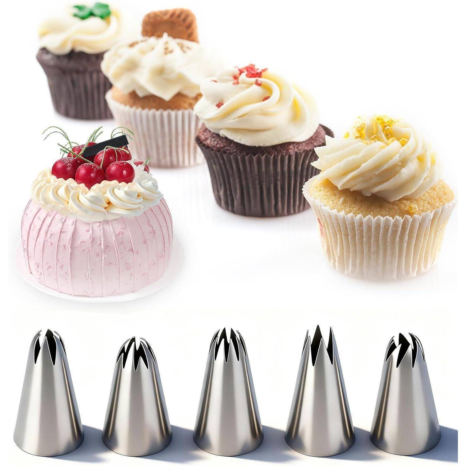 Verschiedene glasierte Cupcakes und ein rosa Mini-Kuchen mit fünf Edelstahl-Spritzbeuteltüllen, die unten gezeigt werden.