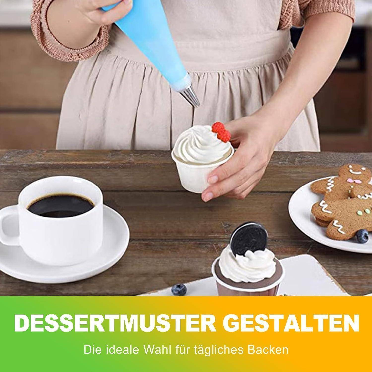 Person, die weiße Glasur mit einem Spritzbeutel auf einen Dessertbecher pipet, an einem Tisch mit Kaffee, Cupcakes und Lebkuchen; deutscher Text liest „DESSERTMUSTER GESTALTEN