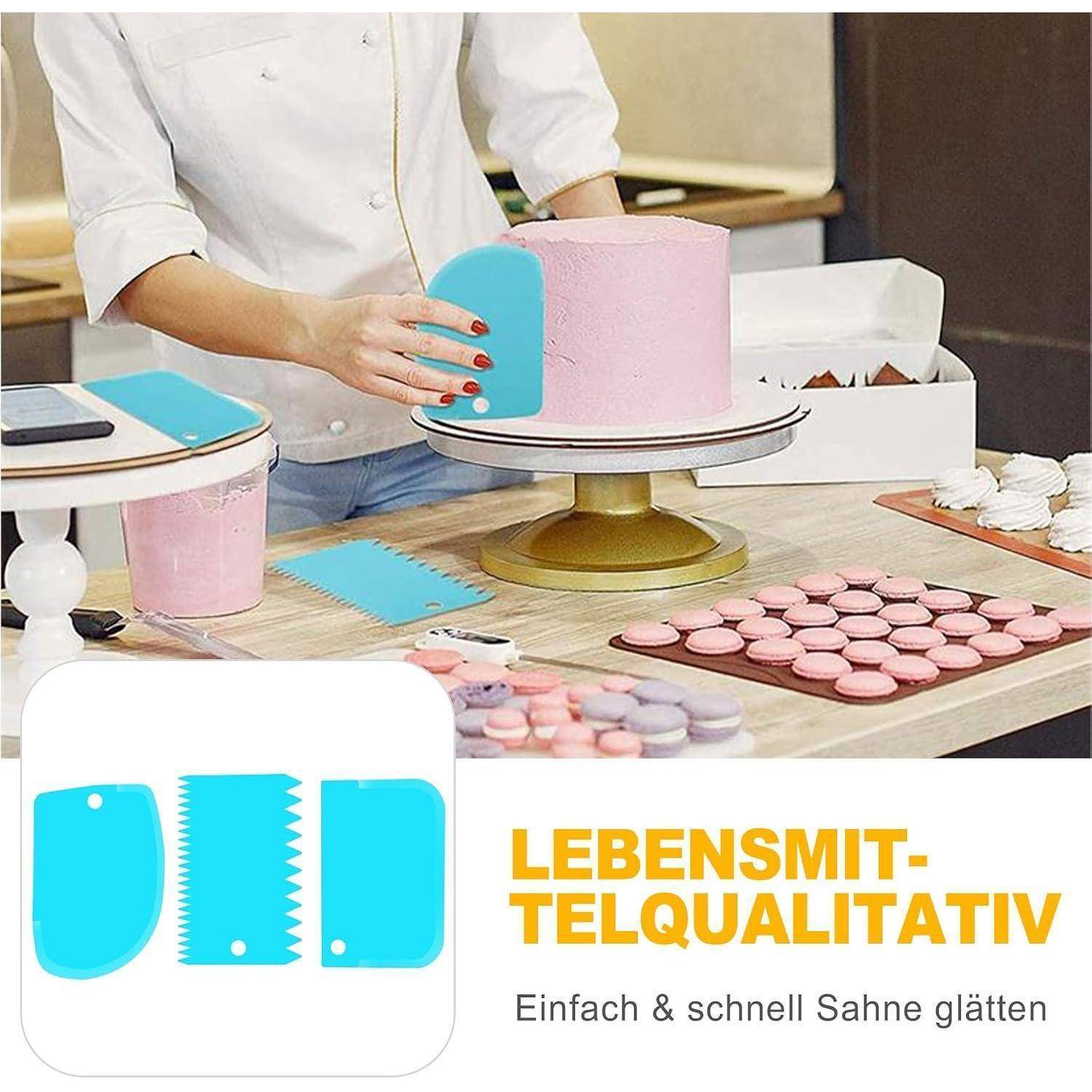 Eine Person glättet einen rosa glasierten Kuchen mit einem blauen Tortenheber; der deutsche Text liest „LEBENSMIT- TELQUALITATIV