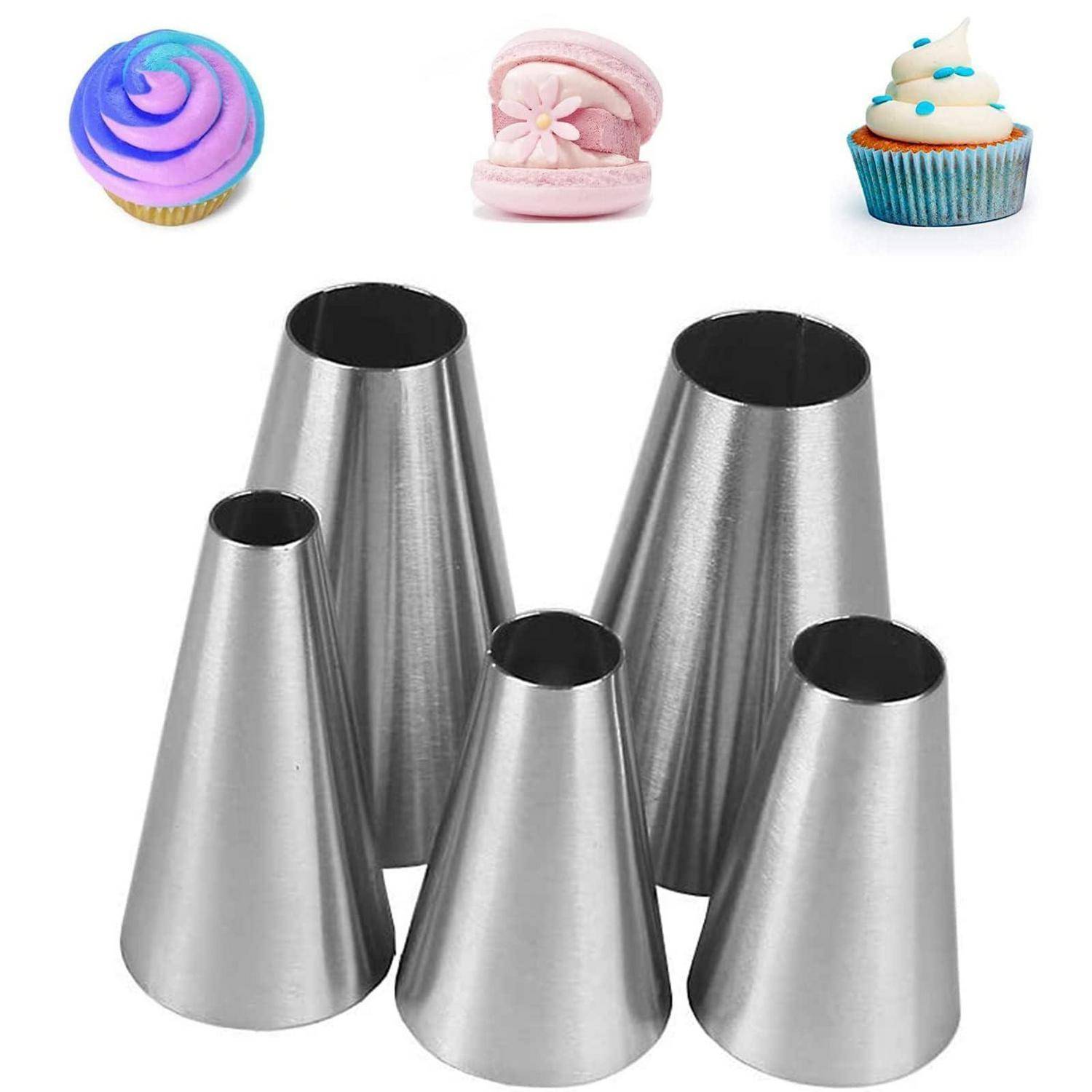 Satz von fünf Spritztüllen aus Edelstahl zum Verzieren von Cupcakes, gezeigt mit drei glasierten Cupcakes oben als Beispiele für die Zuckerguss-Designs, die sie erzeugen.
