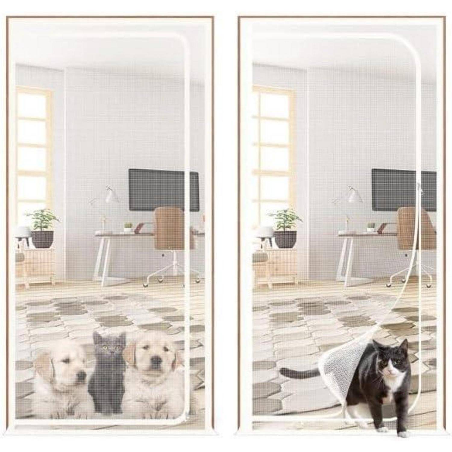 Vorher-und-Nachher-Ansicht eines Mesh-Haustiergitters in einer Türöffnung; auf der linken Seite befinden sich drei kleine Hunde darin, und auf der rechten Seite steht eine Katze außerhalb des Gitters.