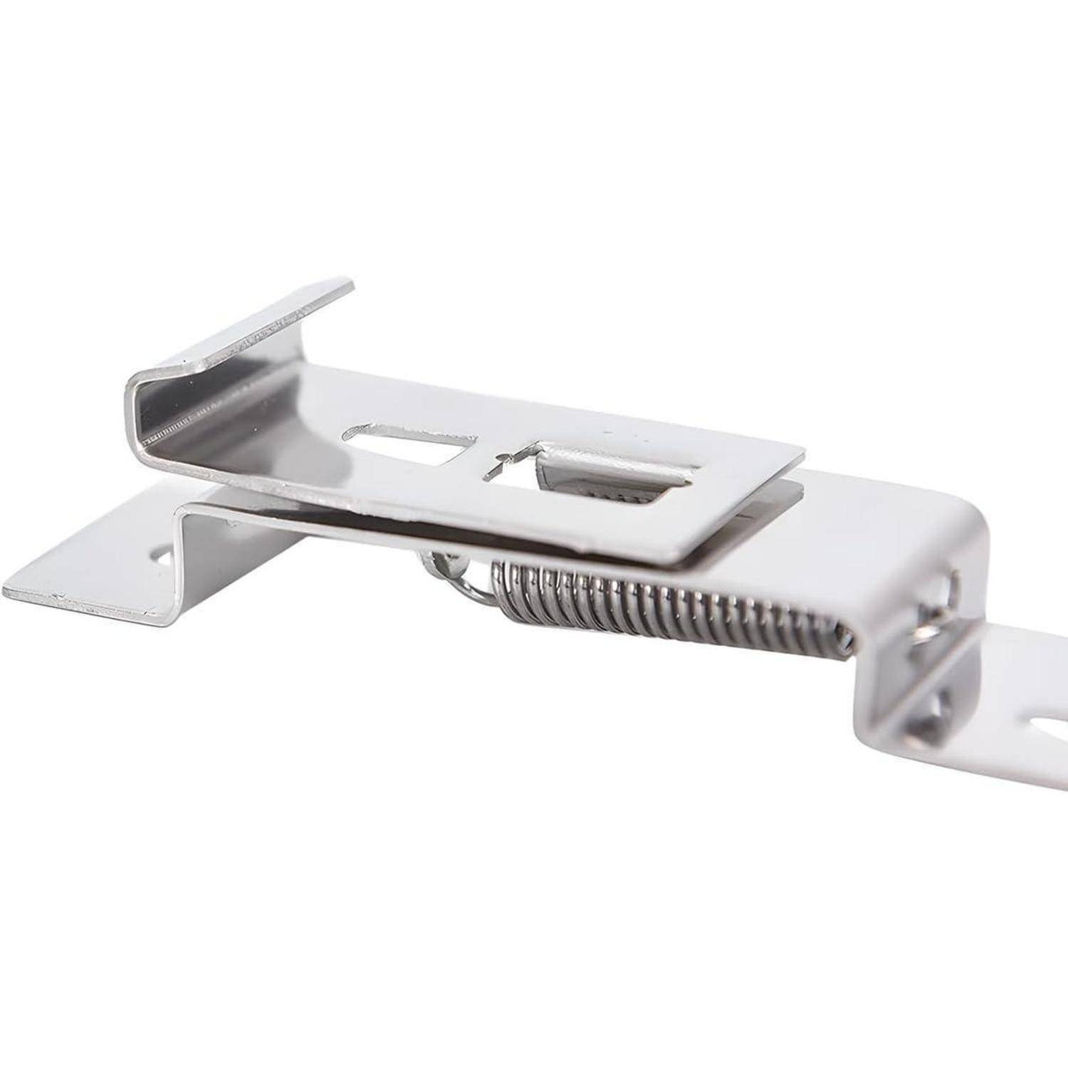 Nahaufnahme einer Metallspringklemme mit einem angebrachten Federarm auf weißem Hintergrund.