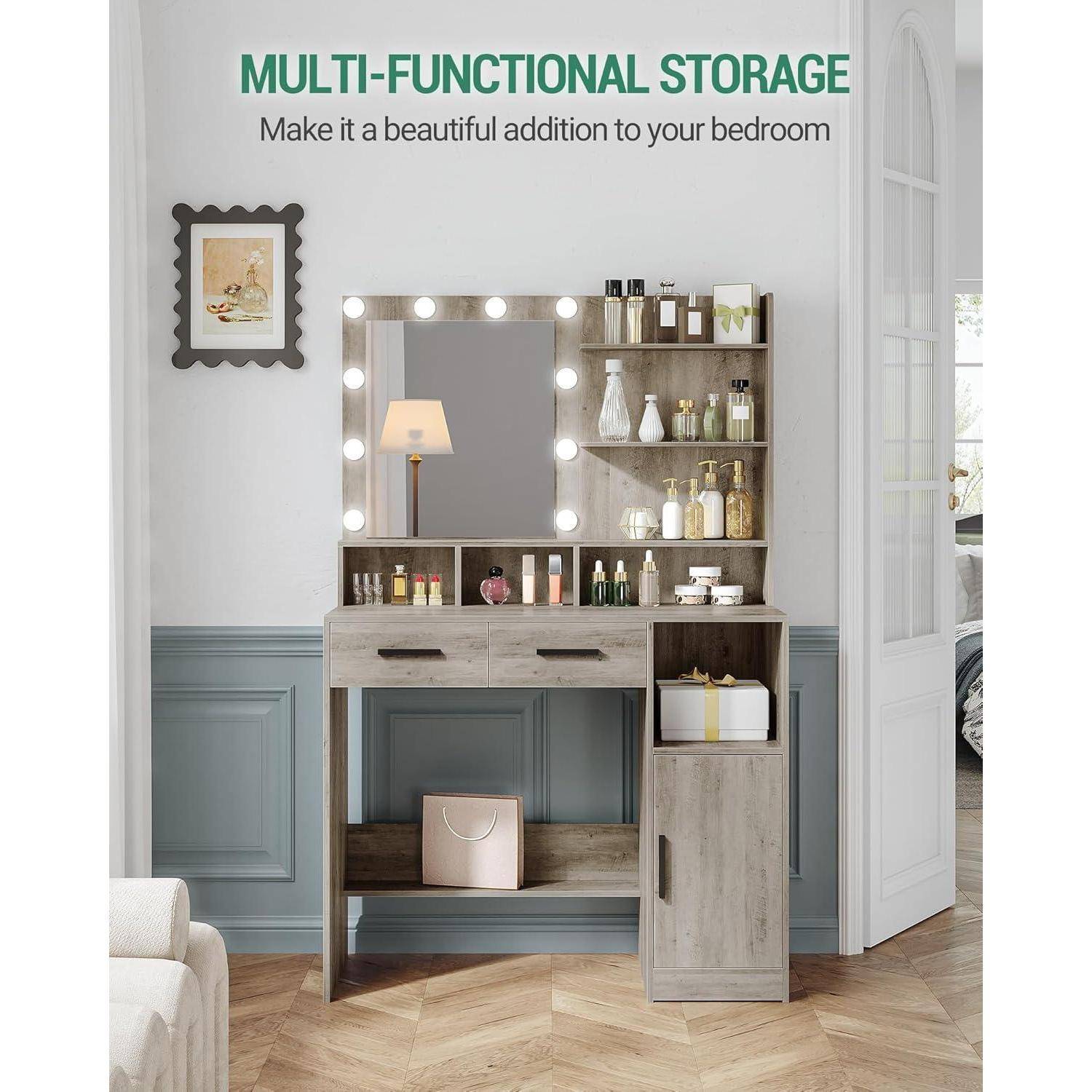Schlafzimmer-Frisiertisch mit beleuchteten Spiegel, Schubladen, Regalen und Schrank; Text lautet „MULTIFUNKTIONALER STAURAUM