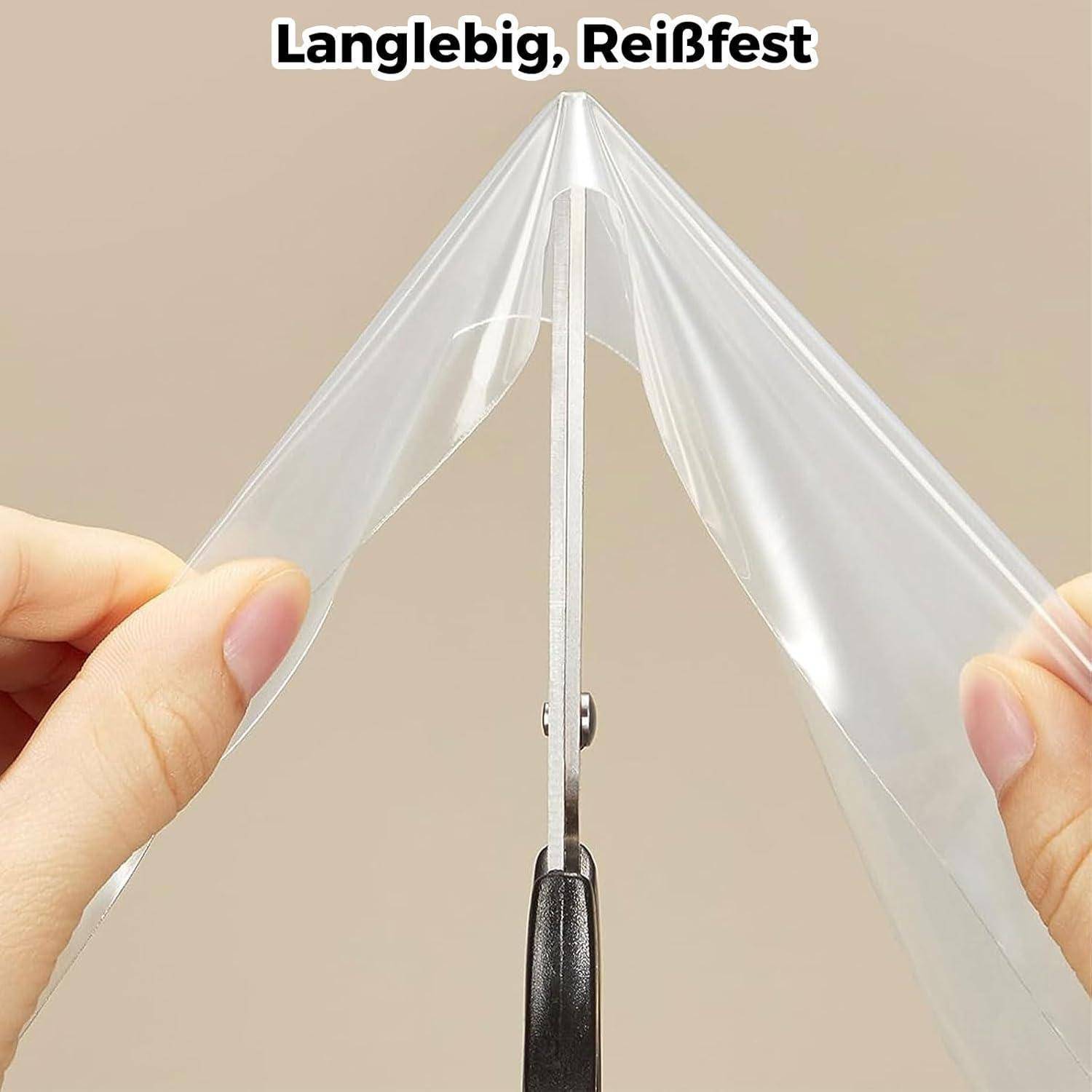 Hände ziehen eine transparente Kunststofffolie auseinander um eine Schere, wodurch demonstriert wird, dass das Material langlebig und reißfest ist; der Text lautet „Langlebig, Reißfest