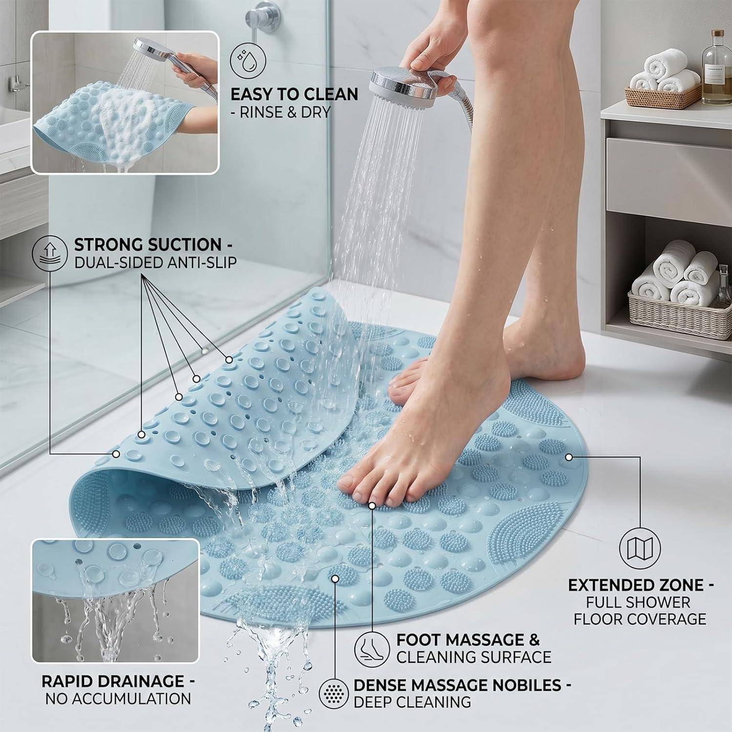 Person spült eine blaue strukturierte Badewannenmatte unter Wasser ab, wobei rutschfeste Saugnäpfe, schnelle Entwässerung, Fußmassage-Reinigung und vollständige Duschbodenbeschichtung gezeigt werden.