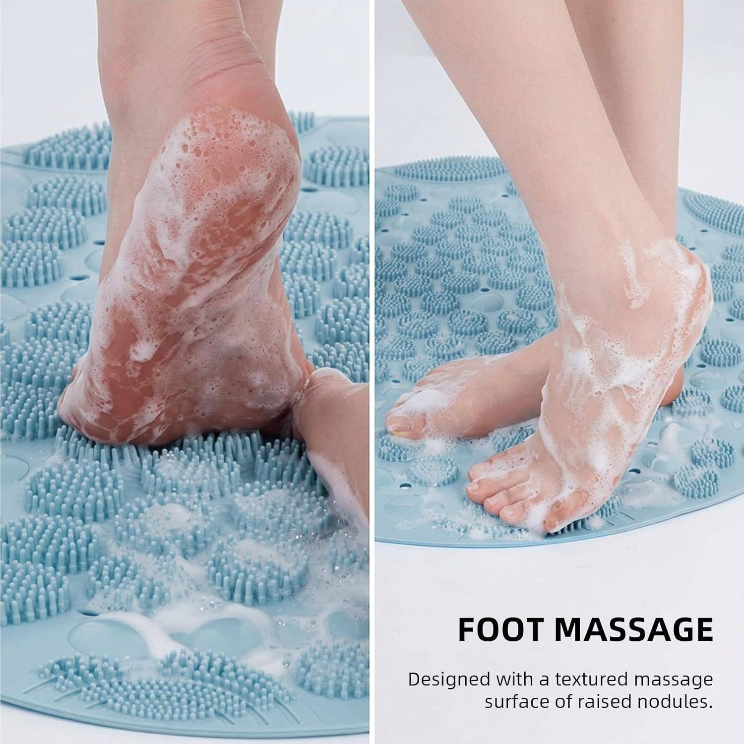Geteiltes Bild mit Fußwäsche und Fußmassage auf einer blauen strukturierten Fußmatte mit erhabenen Noppen; Text liest „FOUSSMASSAGE