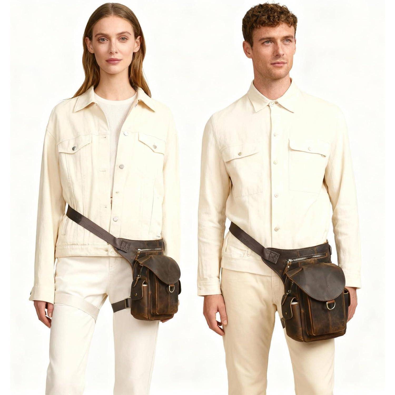 Zwei Models in passenden cremefarbenen Outfits mit dunklen Leder-Crossbody-Taschen, die vor weißem Hintergrund stehen.