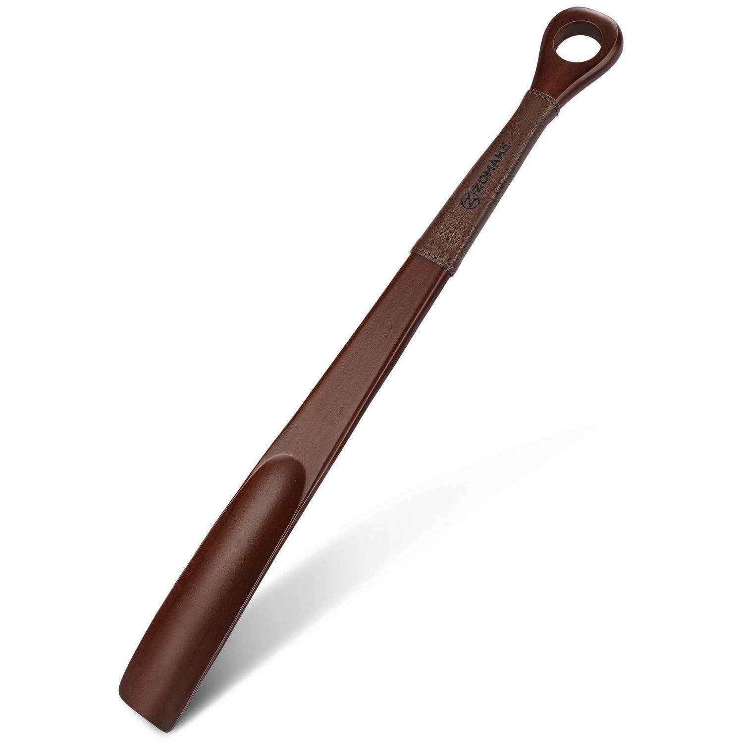 Brauner Schuhlöffel aus Leder mit langem Griff und Aufhängeschlaufe, auf weißem Hintergrund dargestellt.