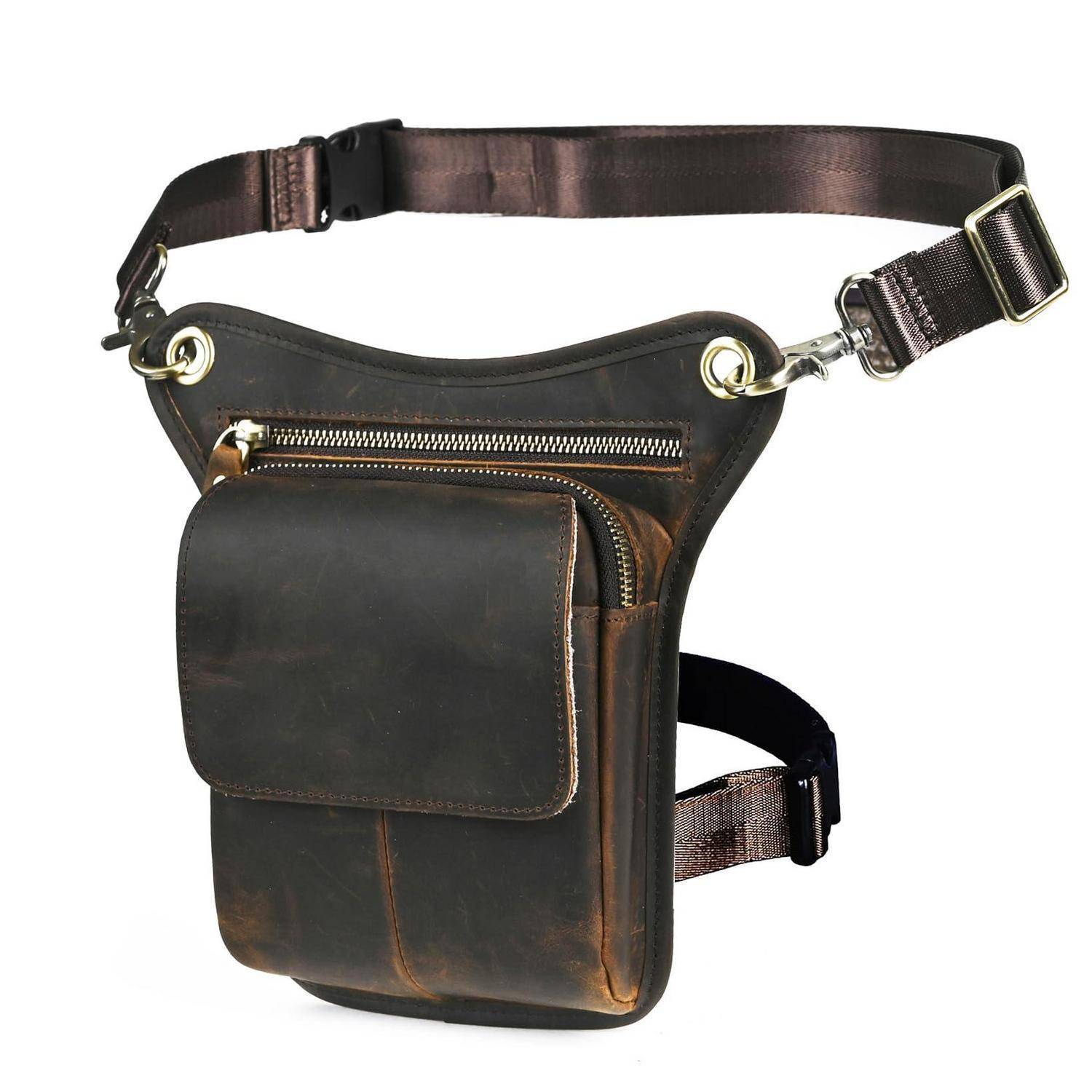 Braune Ledertasche für die Taille mit verstellbarem Riemen und Vorderfachtasche auf weißem Hintergrund.