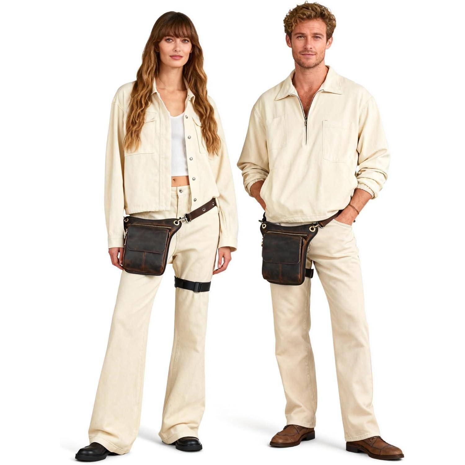 Männliche und weibliche Models, die cremefarbene Freizeitoutfits mit passenden dunklen Umhängetaschen vor weißem Hintergrund tragen.